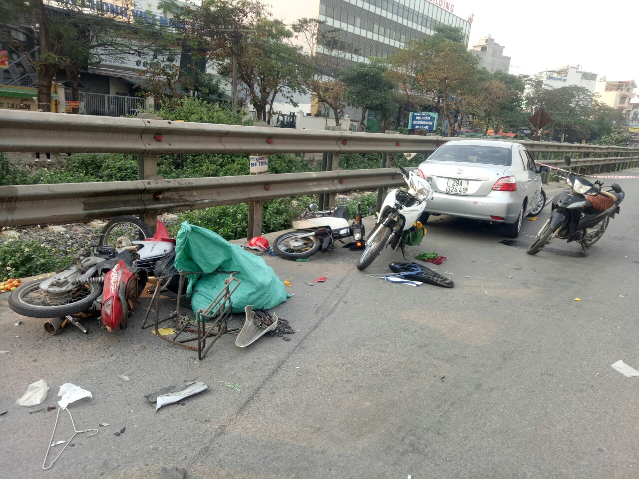 Thông tin &quot;nóng&quot; vụ tai nạn liên hoàn khiến 8 người bị thương ở Hà Nội - Ảnh 1.