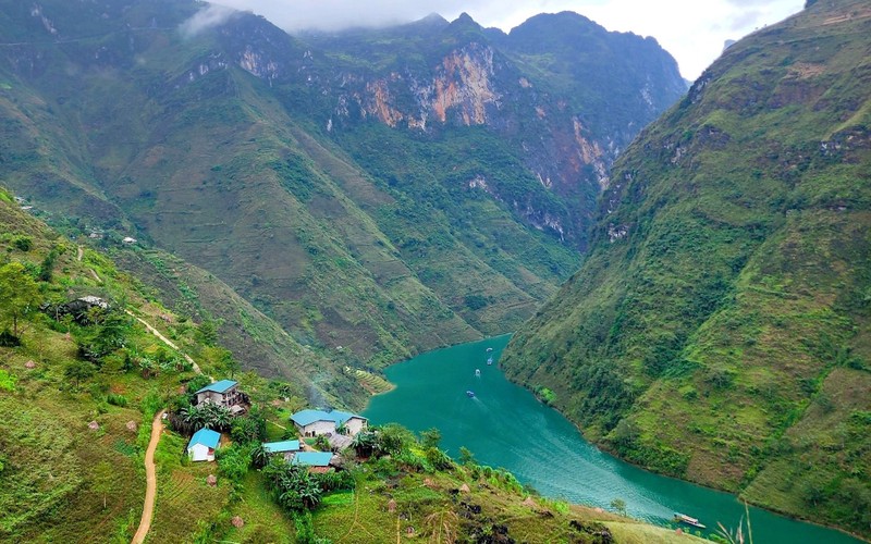 Dòng sông nổi tiếng ở Hà Giang, trời mưa hay trời nắng nước đều xanh biếc, khách du lịch thích xem, đó là sông nào? - Ảnh 1.