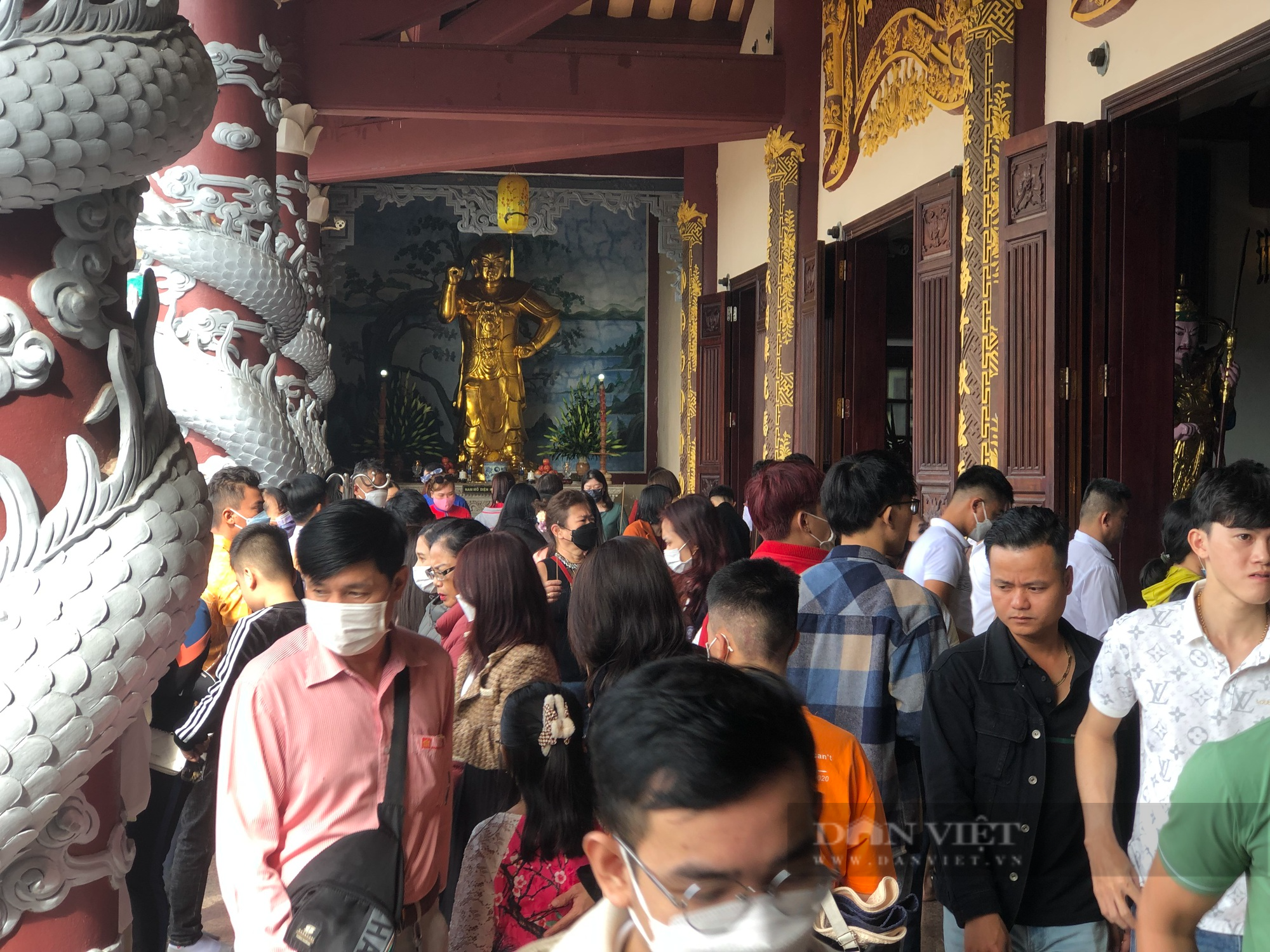 Mùng 1 Tết, hàng nghìn người đổ về chùa Linh Ứng Đà Nẵng cầu an - Ảnh 1.
