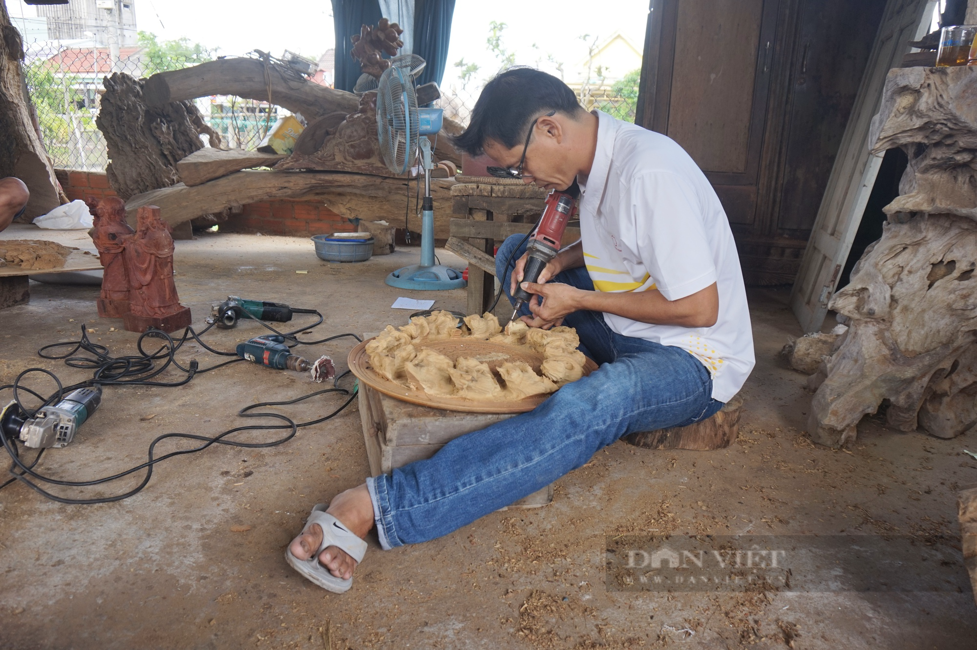 Làm bạn với khối gỗ vô tri, Nghệ nhân xứ Quảng thu lãi hơn 300 triệu đồng mỗi năm - Ảnh 2.