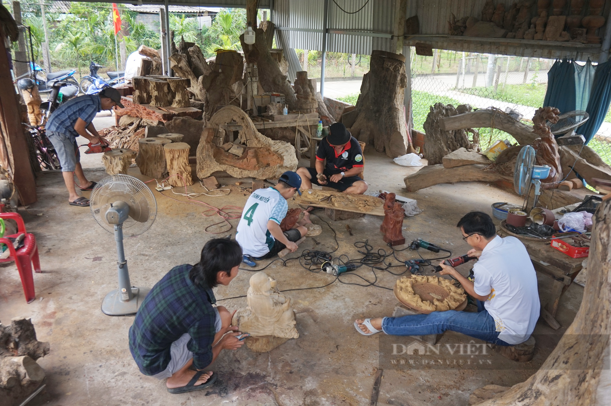 Làm bạn với khối gỗ vô tri, Nghệ nhân xứ Quảng thu lãi hơn 300 triệu đồng mỗi năm - Ảnh 3.