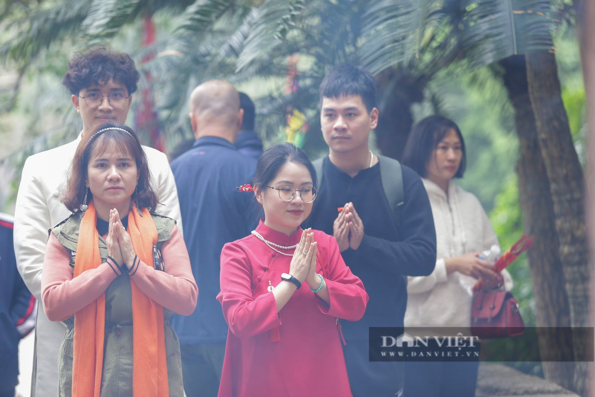 
Hàng vạn người dân thập phương đi lễ đền Hùng cầu may ngày đầu xuân - Ảnh 5.