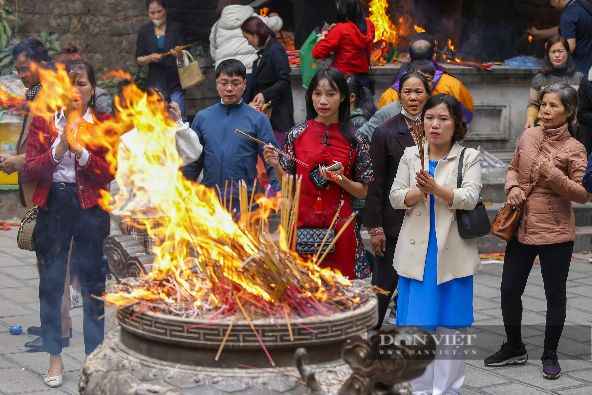 
Hàng vạn người dân thập phương đi lễ đền Hùng cầu may ngày đầu xuân - Ảnh 6.