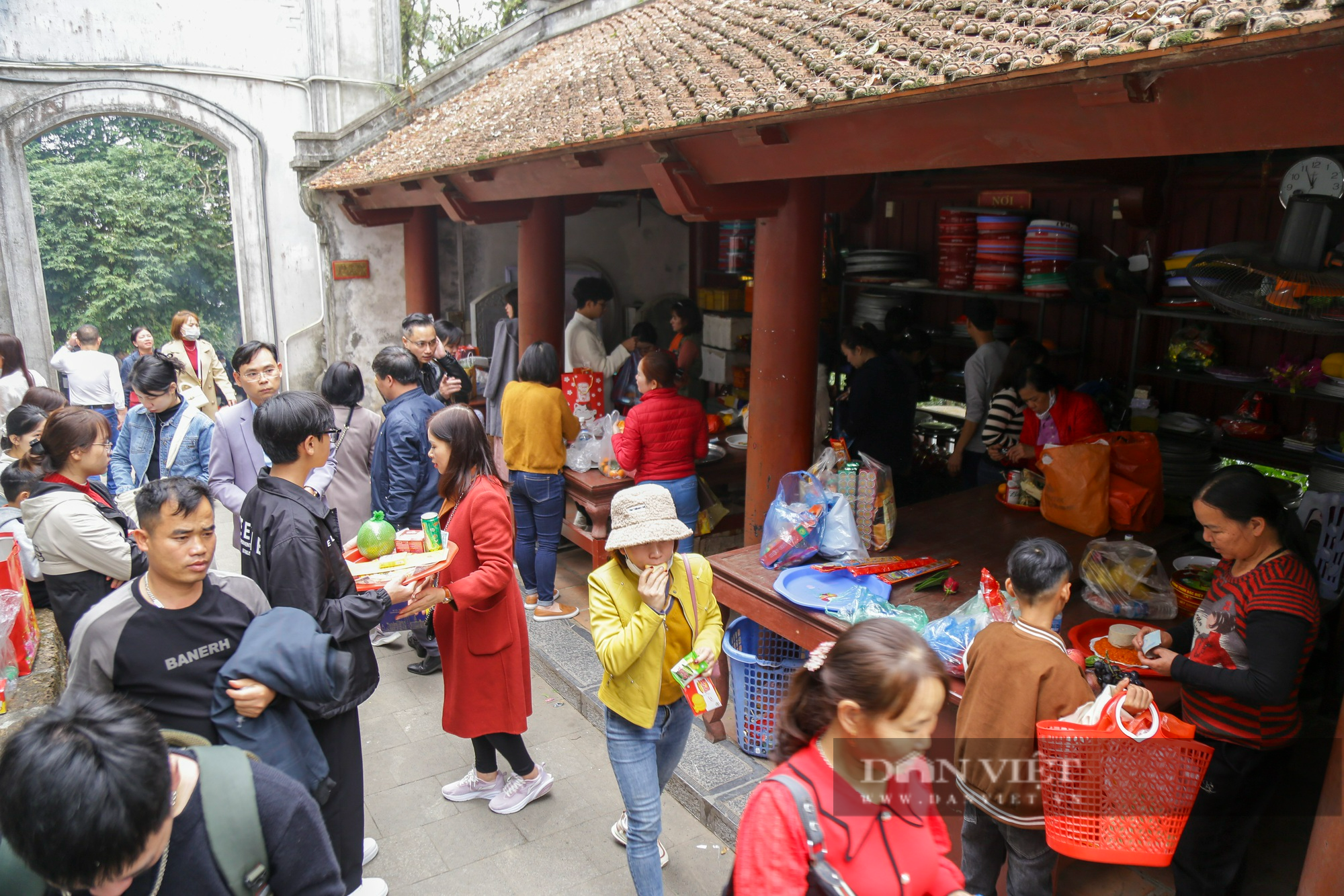 
Hàng vạn người dân thập phương đi lễ đền Hùng cầu may ngày đầu xuân - Ảnh 7.