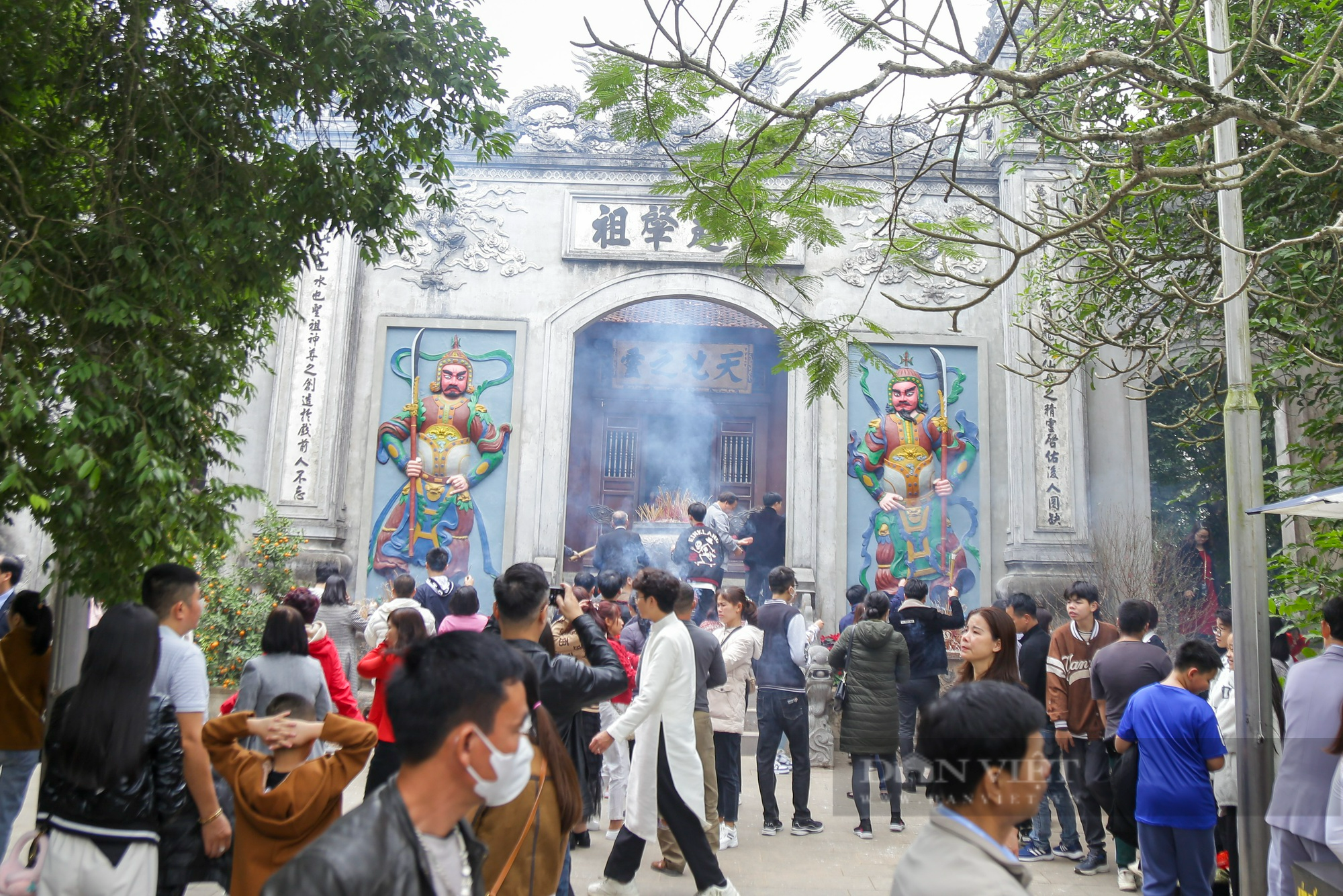 
Hàng vạn người dân thập phương đi lễ đền Hùng cầu may ngày đầu xuân - Ảnh 10.