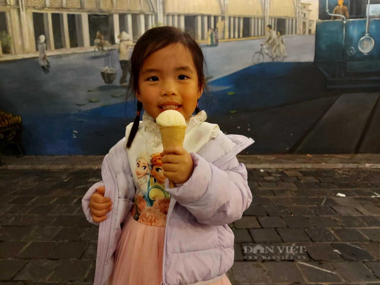 Người Hà Nội thích thú ăn kem ngày đầu năm  - Ảnh 10.