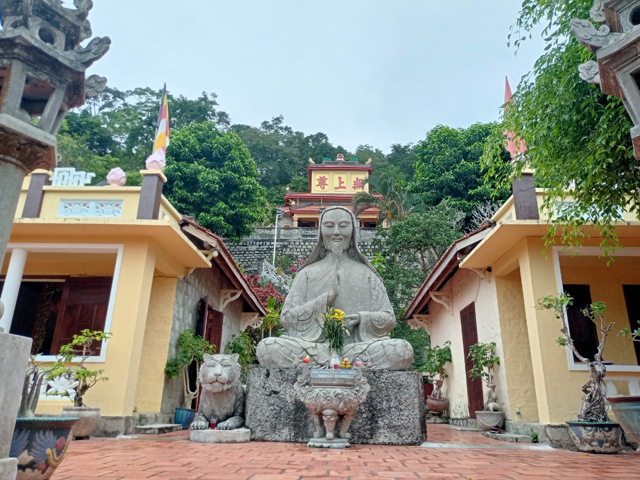 Du khách rủ nhau lên núi Tà Cú viếng tượng Phật Thích Ca nhập Niết bàn dài nhất châu Á - Ảnh 2.