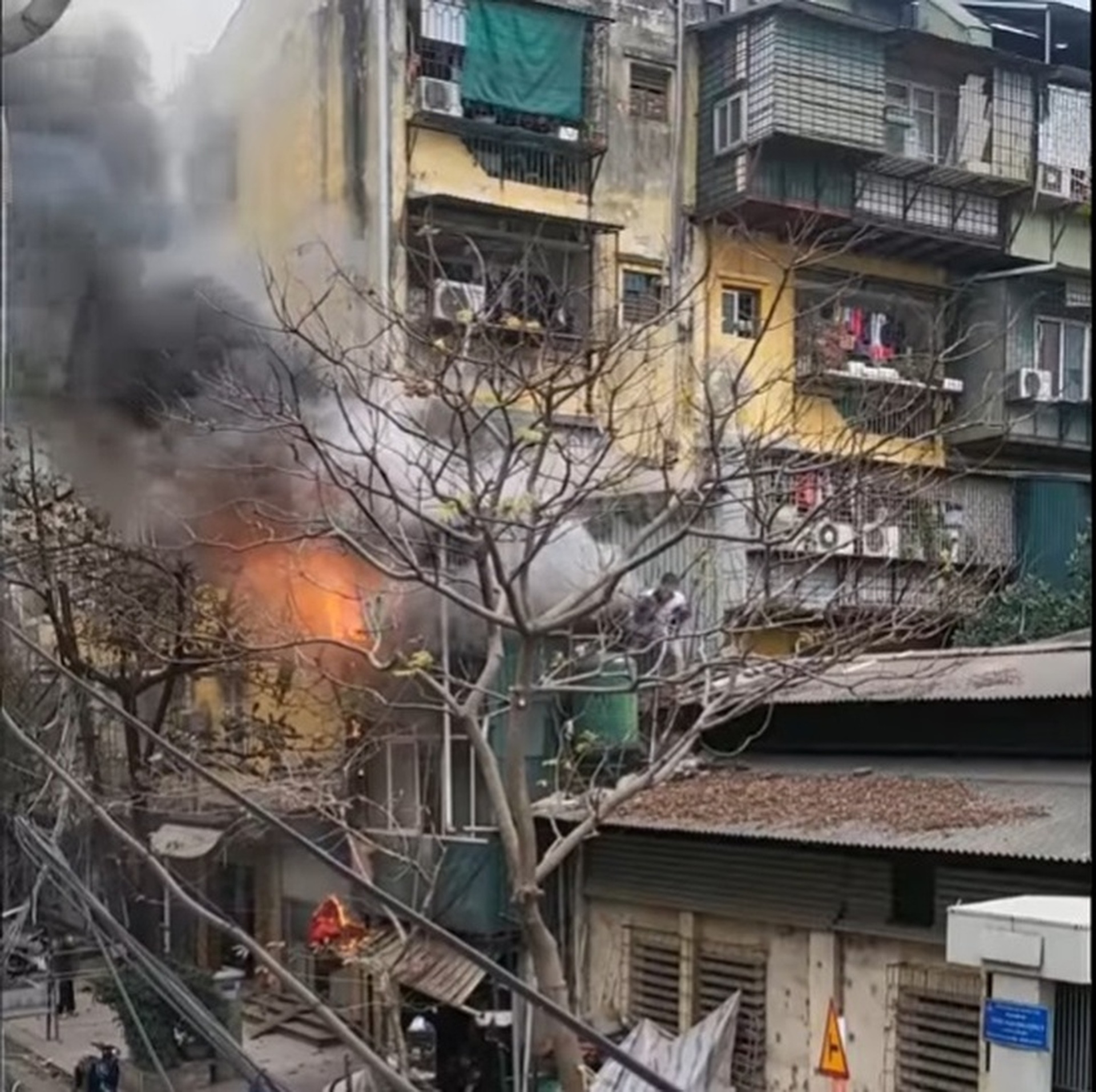 Tet of "hero" Blow open the window, save the girl in the fire in Hanoi - Photo 5.