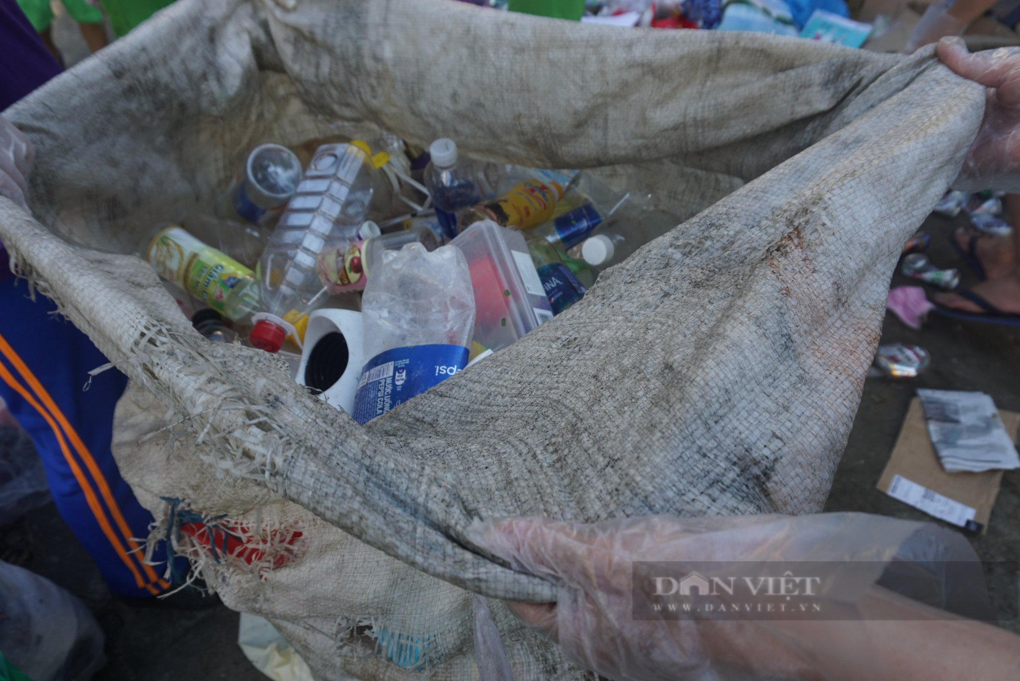 &quot;Biệt đội nhí&quot; thu gom rác tại Đà Nẵng - Ảnh 6.