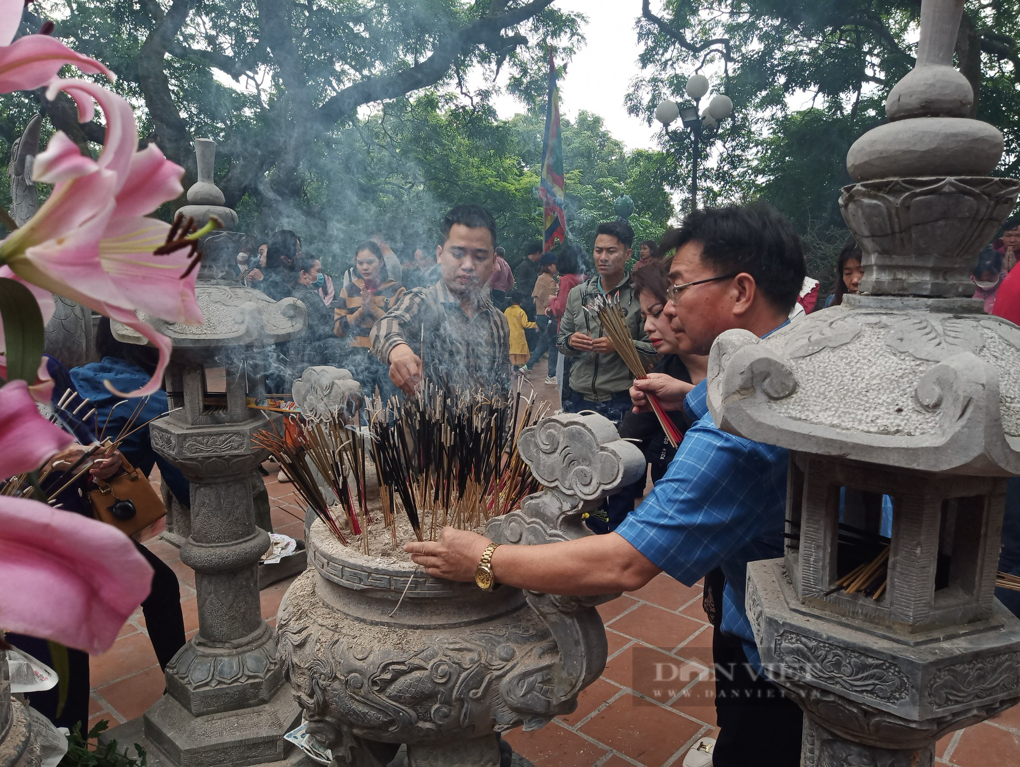 Đông đảo du khách đi lễ đầu xuân ở ngôi đền cổ nghìn tuổi ở Hải Dương - Ảnh 8.