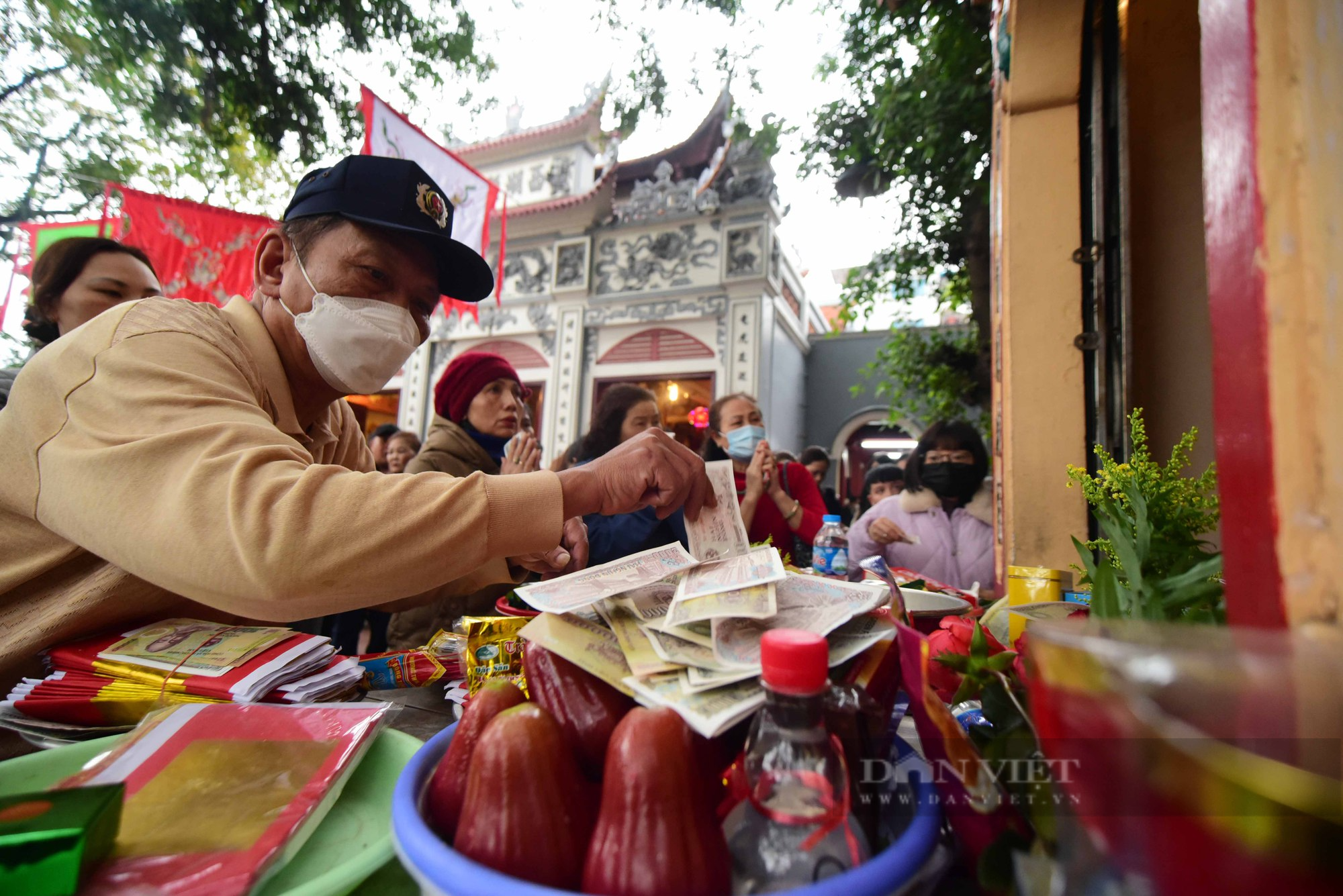 Dòng người chen lấn vào phủ Tây Hồ chiều Mùng 2 Tết, tiền lẻ rải khắp các ban thờ - Ảnh 9.