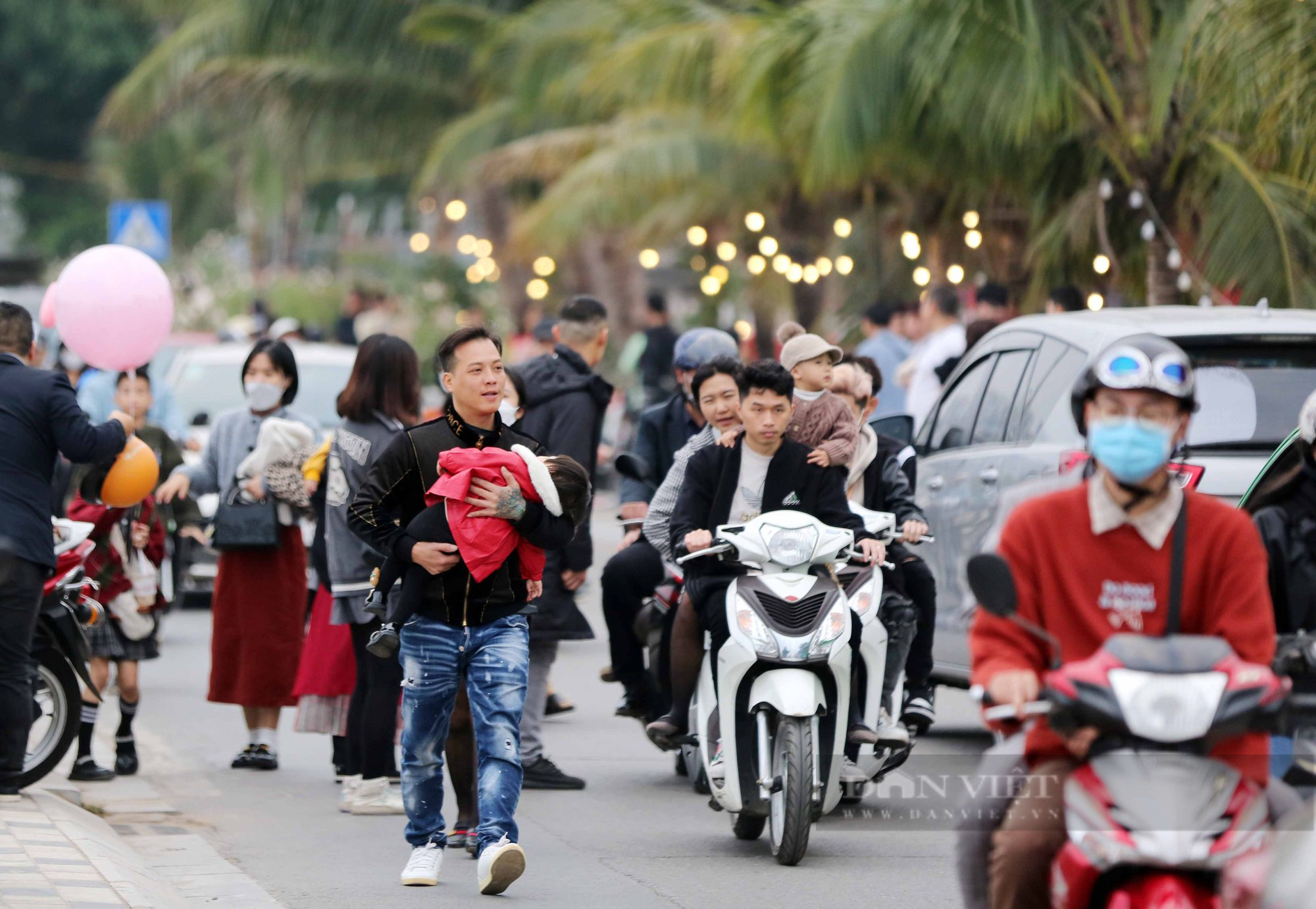 Con đường đầy hoa hồng ven hồ Tây, du khách rần rần đến chek-in ngày Tết Nguyên đán - Ảnh 8.