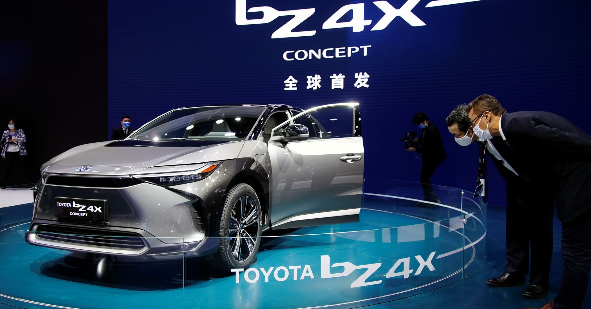 Mặc dù Toyota đã đi tiên phong trong các loại xe chạy bằng pin nhiên liệu hybrid và thậm chí là hydro, nhưng nó đã chậm hơn nhiều so với một số nhà sản xuất ô tô lớn khác trong việc mở rộng sang thị trường xe chạy hoàn toàn bằng điện. Ảnh: @AFP.