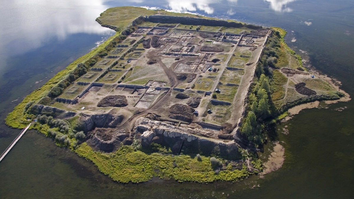 Por-Bazhyn: Pháo đài bí ẩn trên hòn đảo xa xôi ở Siberia - Ảnh 1.