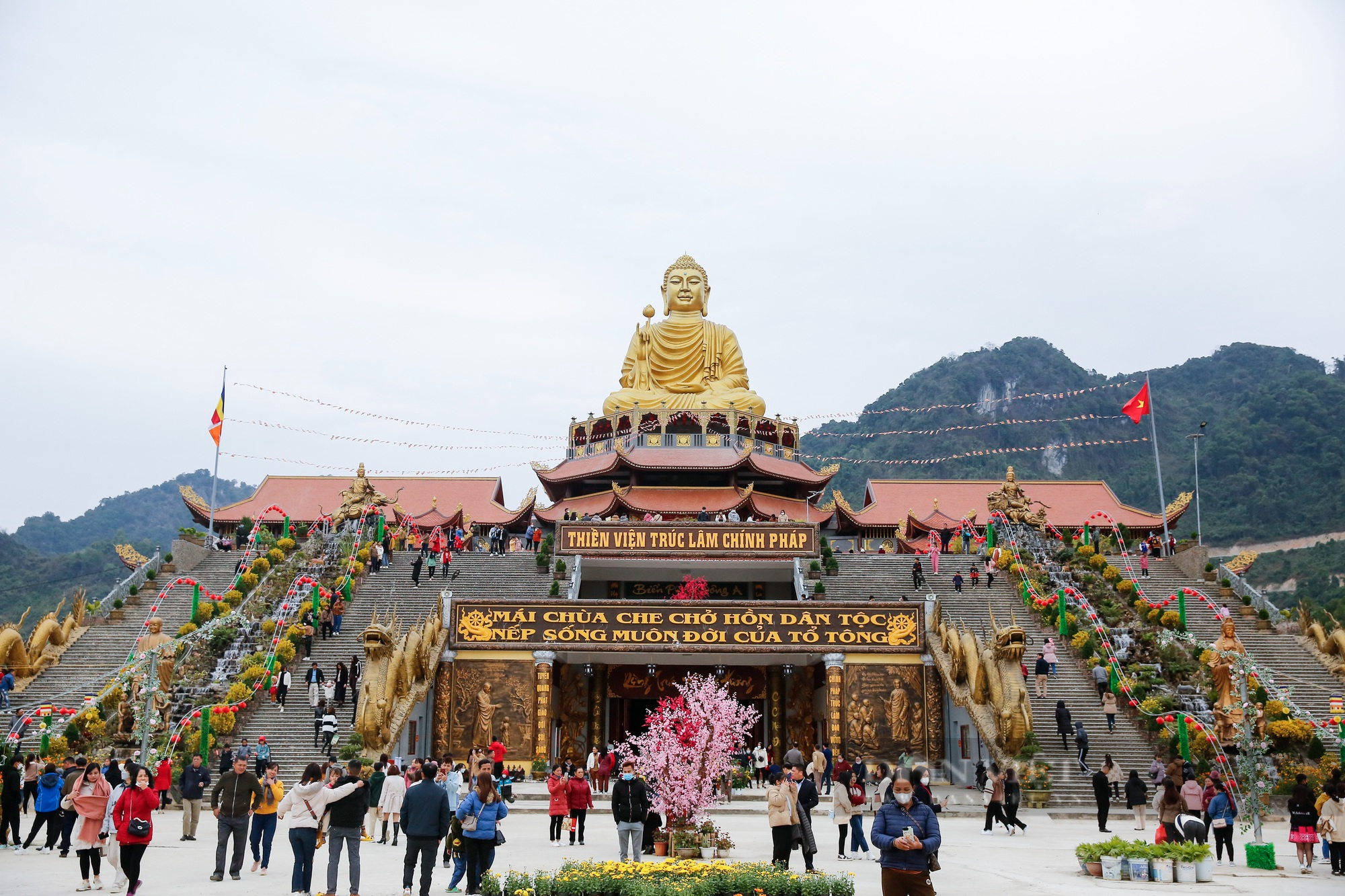 Điểm du lịch tâm linh mới nổi, nơi có tượng phật khổng lồ thu hút người dân đi lễ tại Tuyên Quang - Ảnh 1.