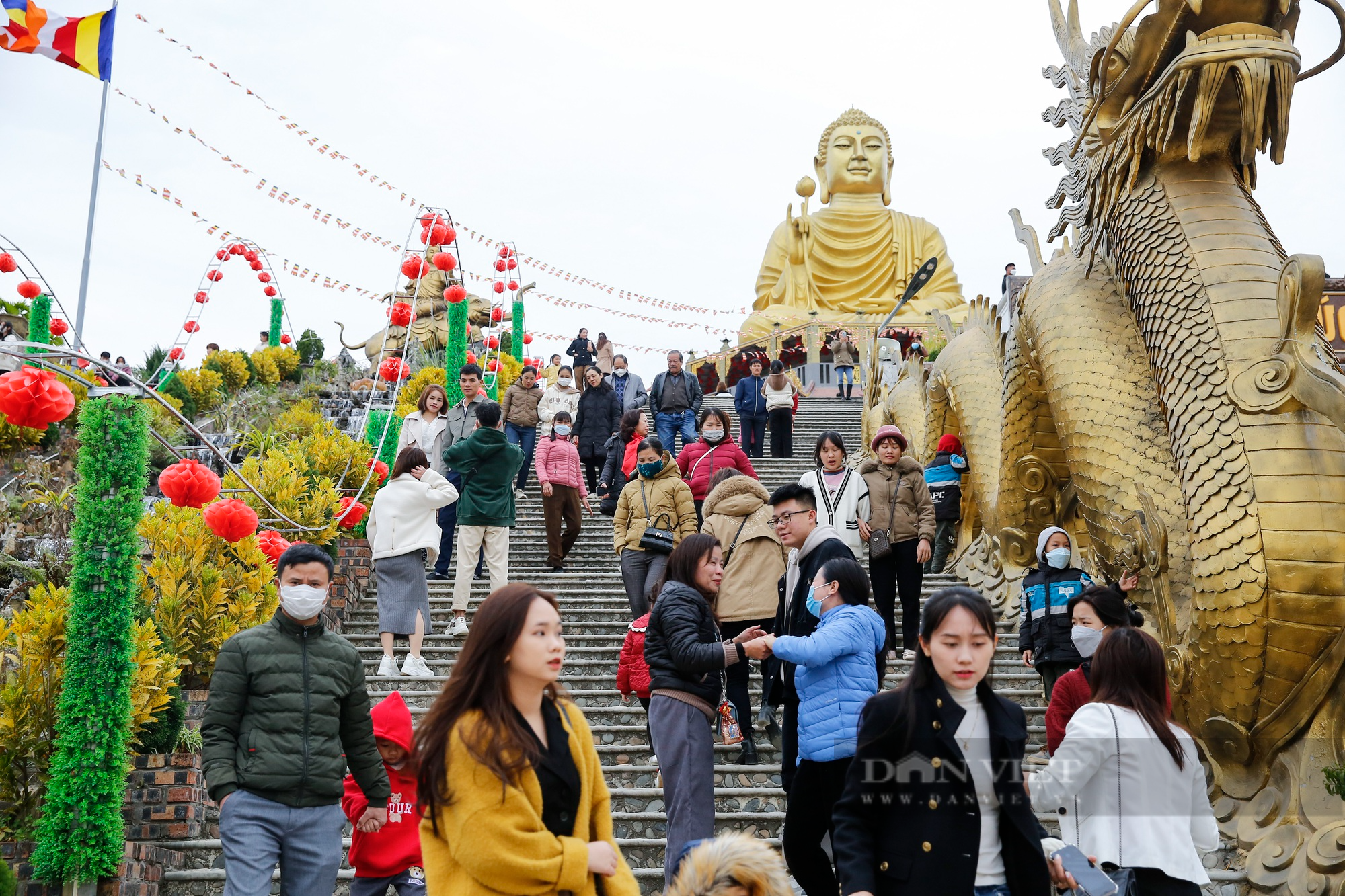 Điểm du lịch tâm linh mới nổi, nơi có tượng phật khổng lồ thu hút người dân đi lễ tại Tuyên Quang - Ảnh 2.
