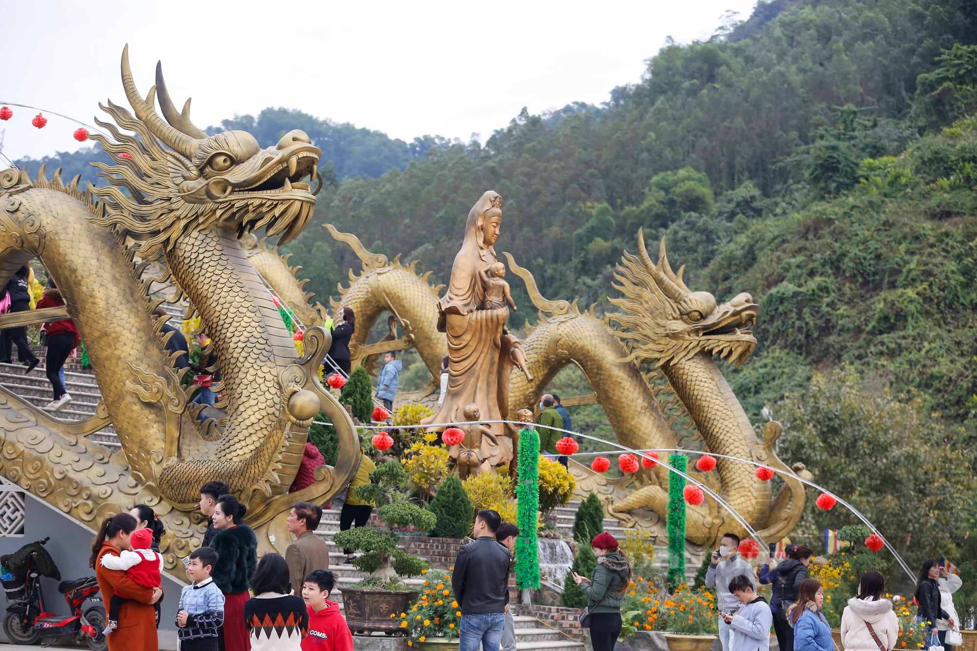 Điểm du lịch tâm linh mới nổi, nơi có tượng phật khổng lồ thu hút người dân đi lễ tại Tuyên Quang - Ảnh 4.