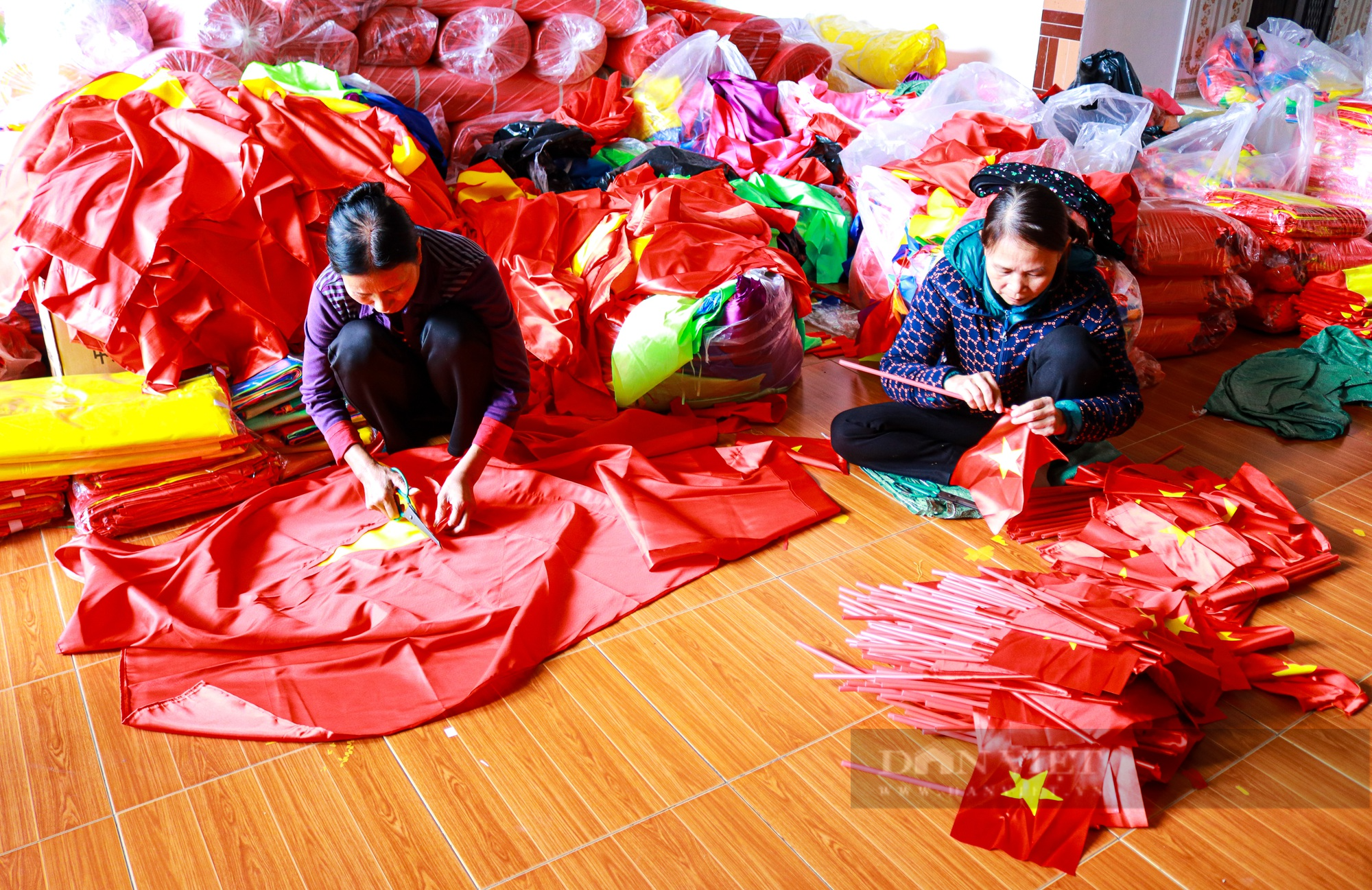 Ghé thăm làng Từ Vân, nơi &quot;thổi hồn&quot; cho hàng triệu lá cờ Tổ quốc trên khắp cả nước - Ảnh 2.