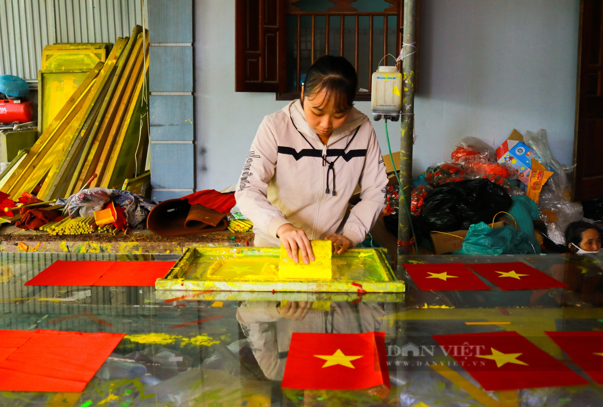 Ghé thăm làng Từ Vân, nơi &quot;thổi hồn&quot; cho hàng triệu lá cờ Tổ quốc trên khắp cả nước - Ảnh 5.
