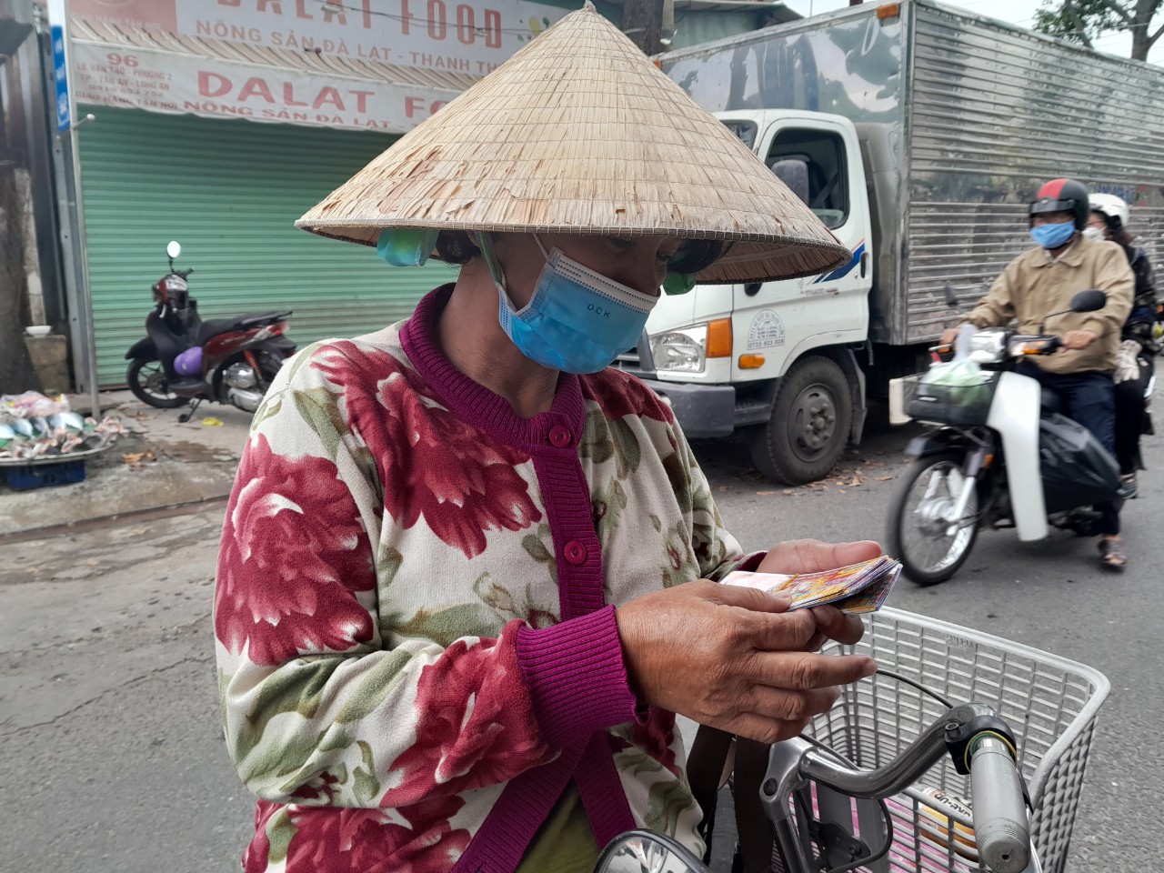  Mưu sinh ngày Tết: Bán số dạo vé càng nhiều thu lợi càng cao ở Long An - Ảnh 2.