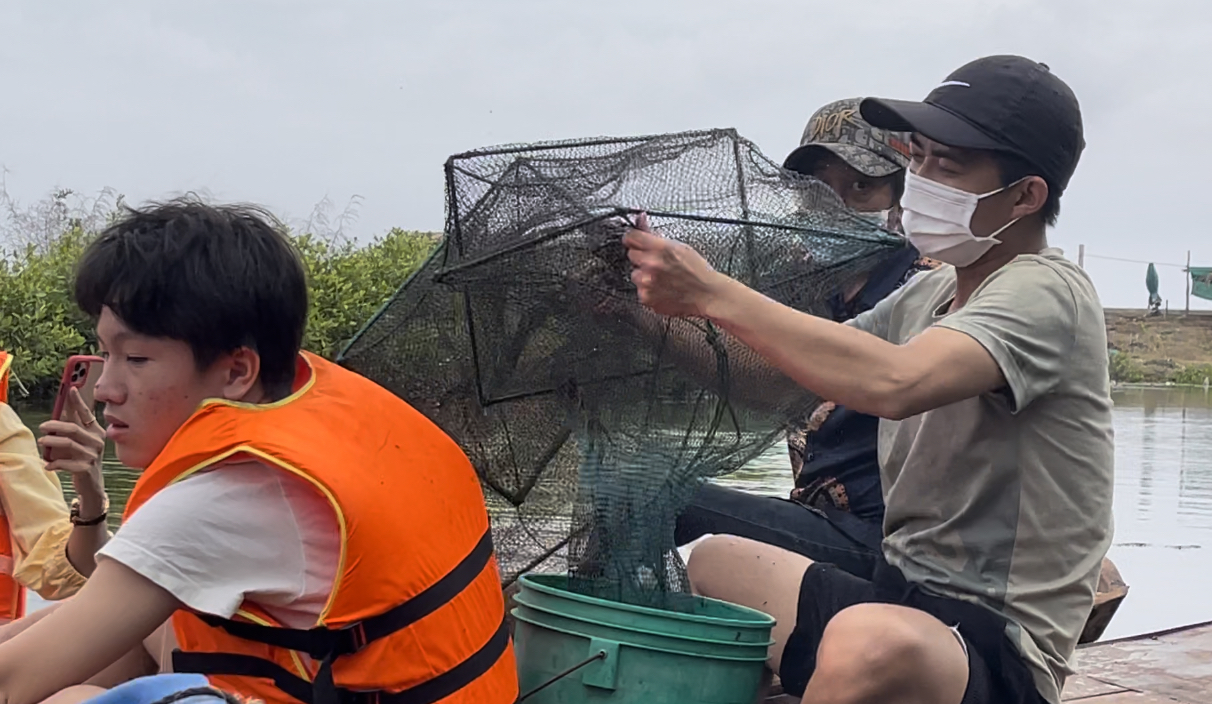 Mùng 4 Tết trải nghiệm làm nông dân, xuống biển cào nghêu, chèo ghe &quot;săn cá&quot; - Ảnh 9.