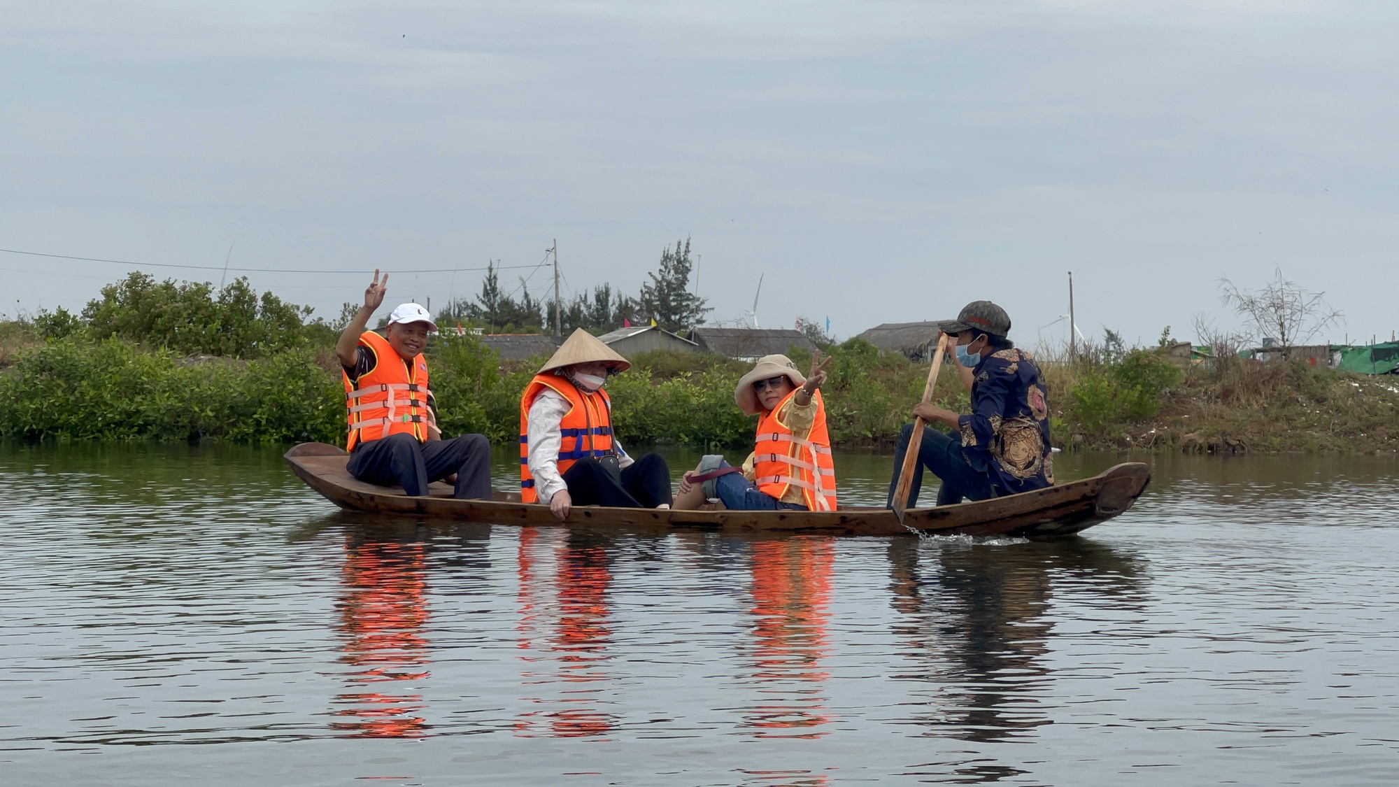 Mùng 4 Tết trải nghiệm làm nông dân, xuống biển cào nghêu, chèo ghe &quot;săn cá&quot; - Ảnh 11.