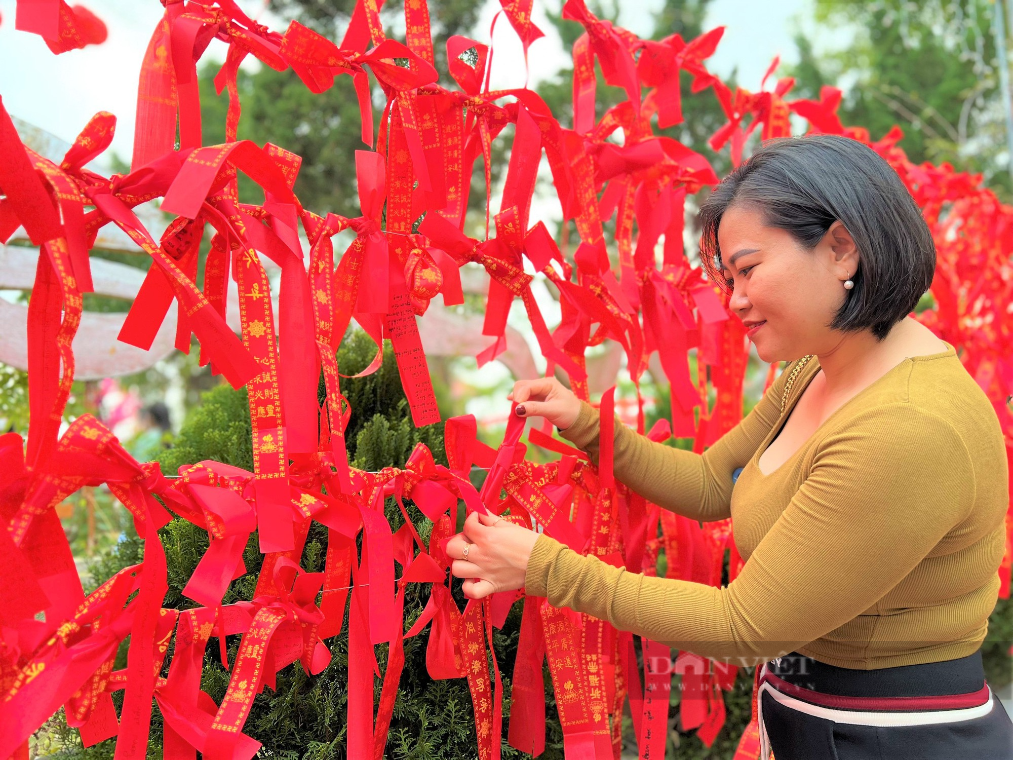 Hàng nghìn người đến đền chùa Gám (Yên Thành) buộc dây đỏ cầu may - Ảnh 18.