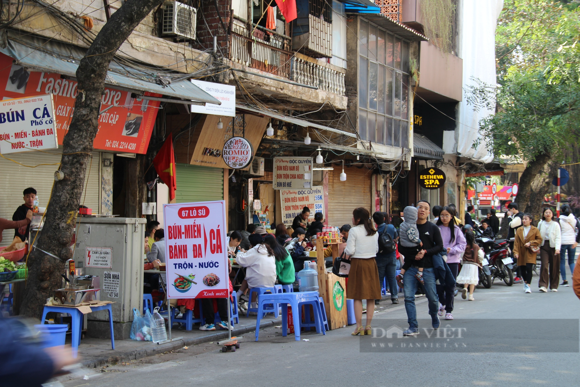 Hàng quán kín khách ăn ngày đầu năm, chủ hàng tiết lộ thu nhập “khủng” - Ảnh 1.