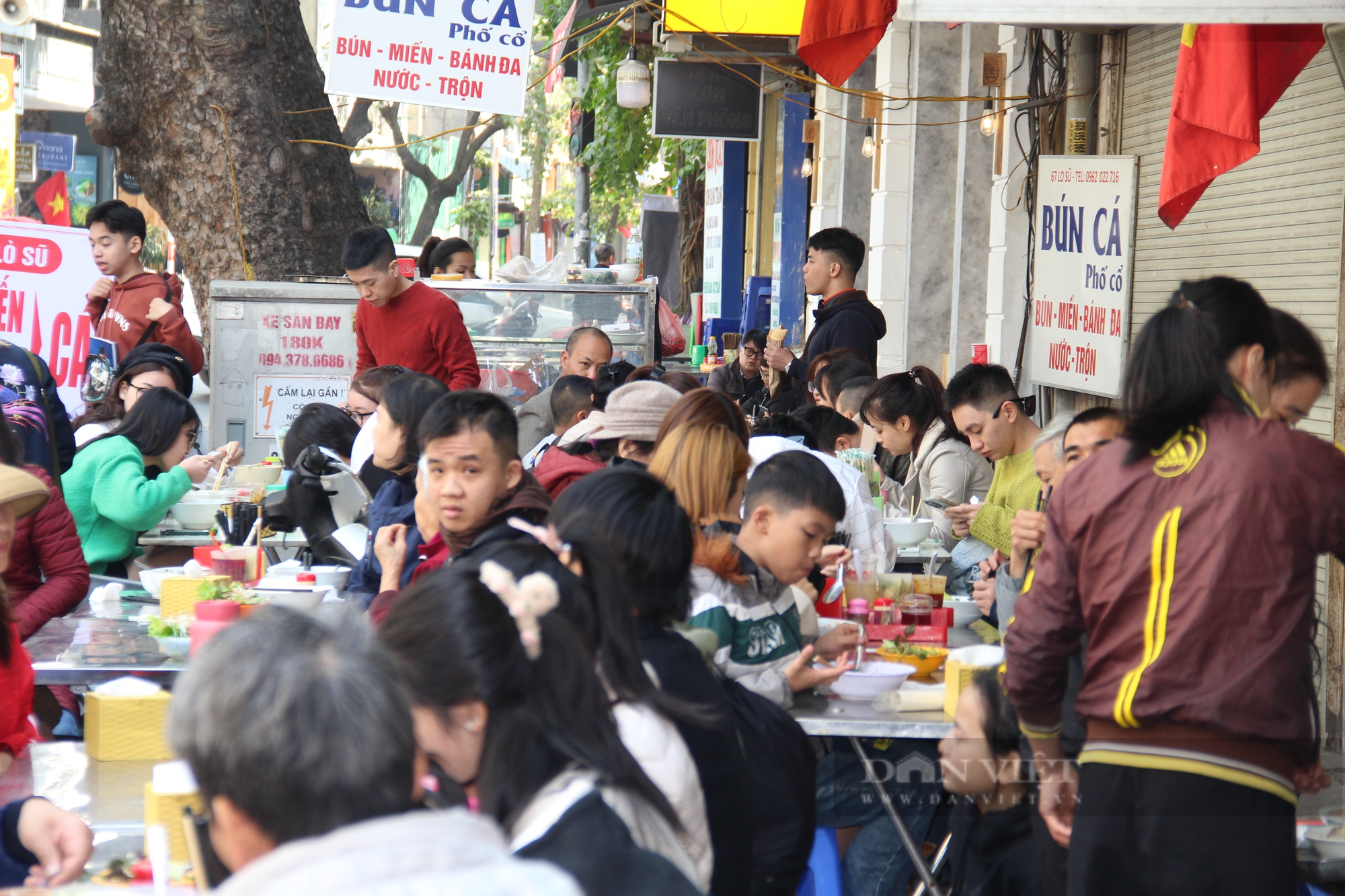 Hàng quán kín khách ăn ngày đầu năm, chủ hàng tiết lộ thu nhập “khủng” - Ảnh 2.