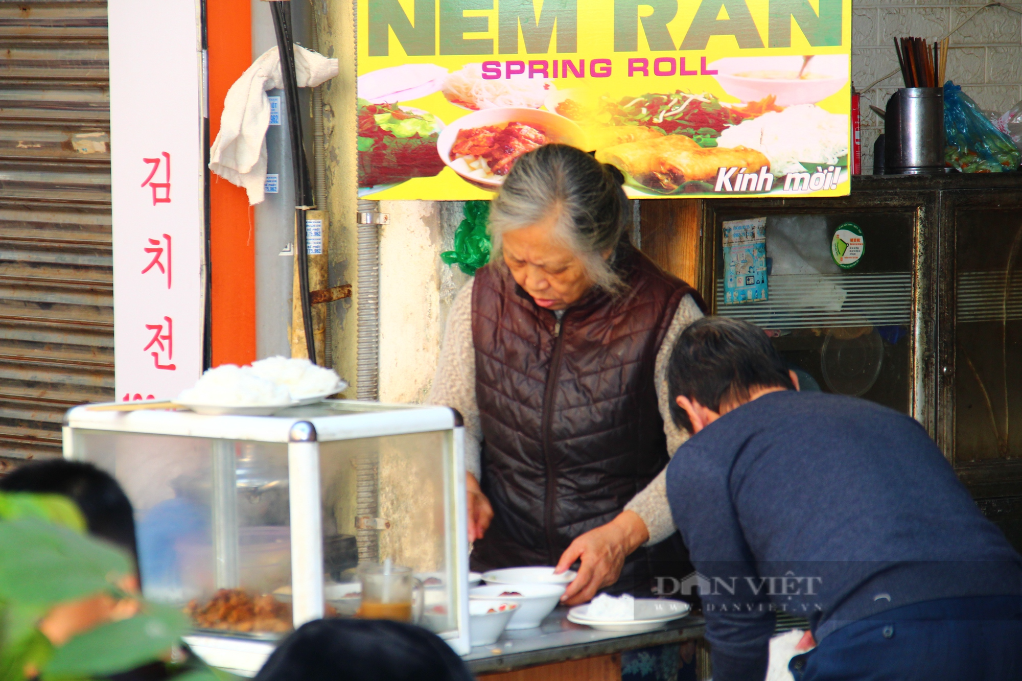 Hàng quán kín khách ăn ngày đầu năm, chủ hàng tiết lộ thu nhập “khủng” - Ảnh 6.