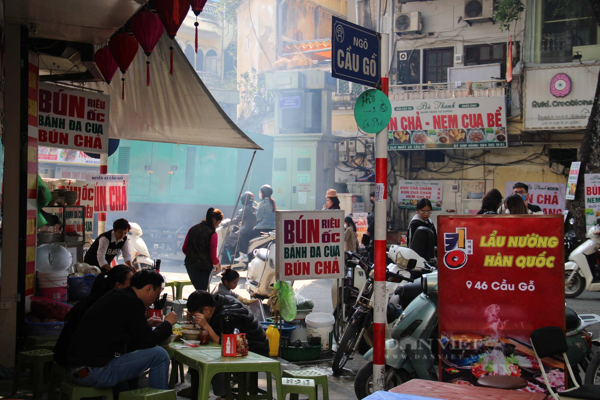 Hàng quán kín khách ăn ngày đầu năm, chủ hàng tiết lộ thu nhập “khủng” - Ảnh 8.