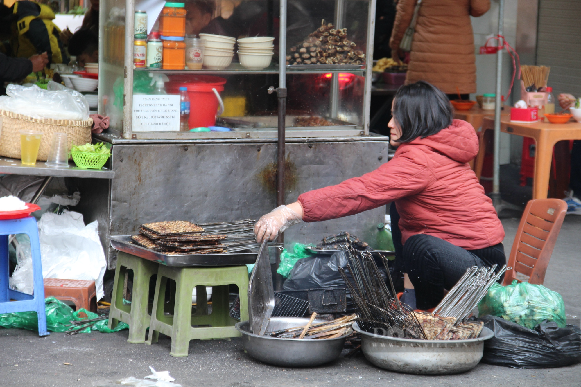 Hàng quán kín khách ăn ngày đầu năm, chủ hàng tiết lộ thu nhập “khủng” - Ảnh 10.