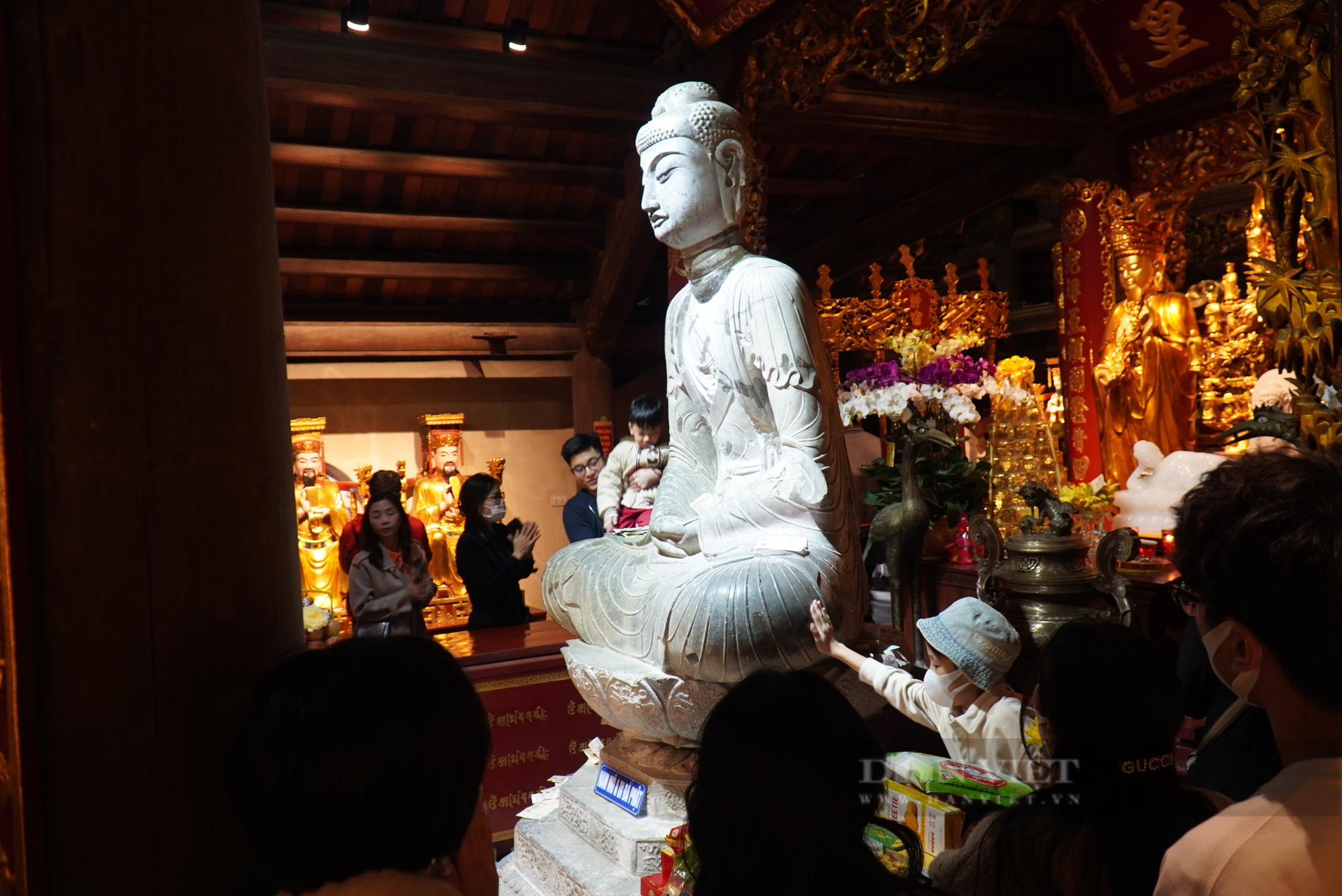 Trảy Hội Chùa Phật Tích, Du Khách Tận Tay Chạm Vào Bảo Vật Quốc Gia Tượng Phật  A Di Đà