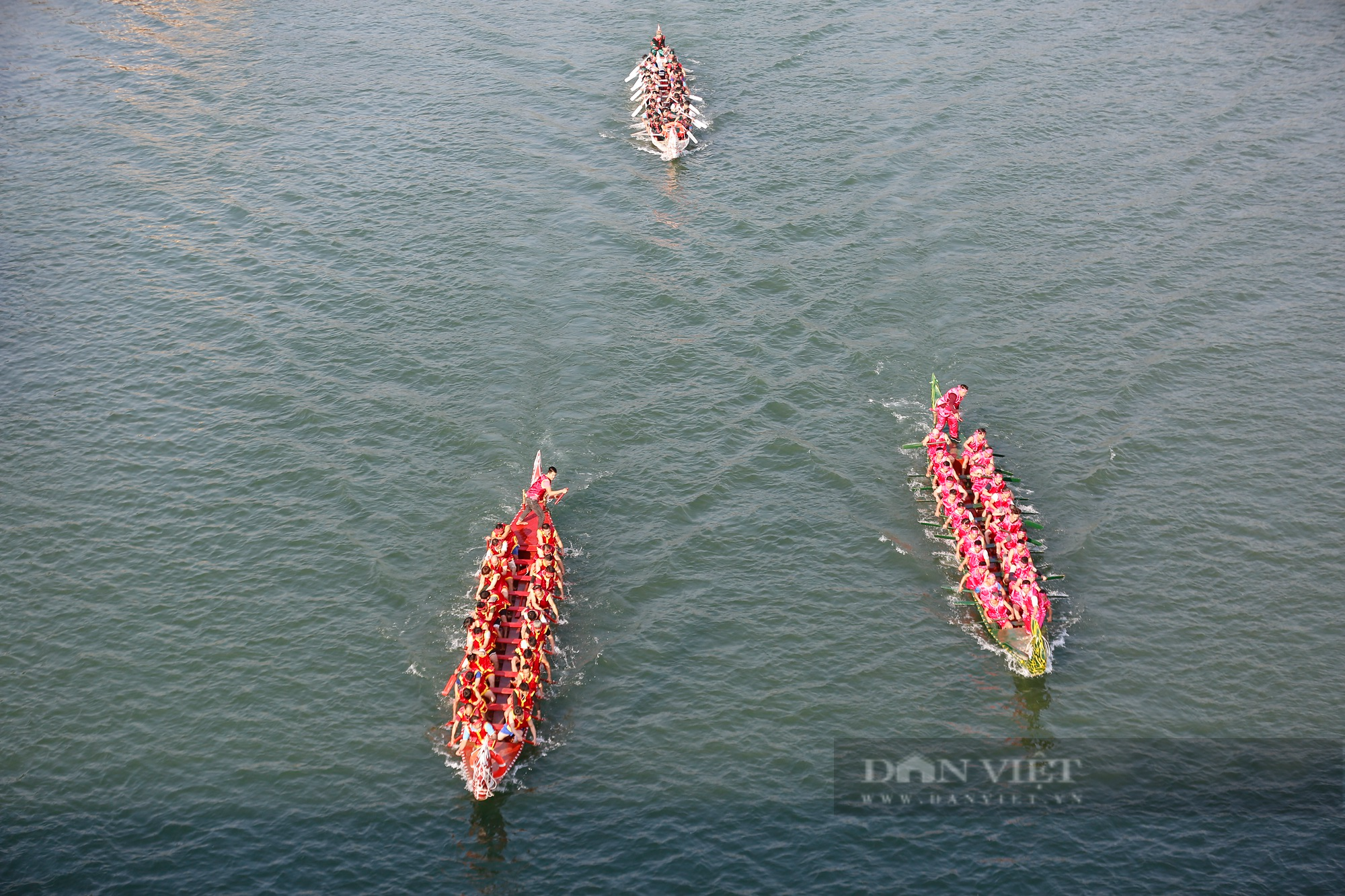 Hàng nghìn người đứng kín hai bên bờ xem Hội đua thuyền trên sông Lô - Ảnh 5.
