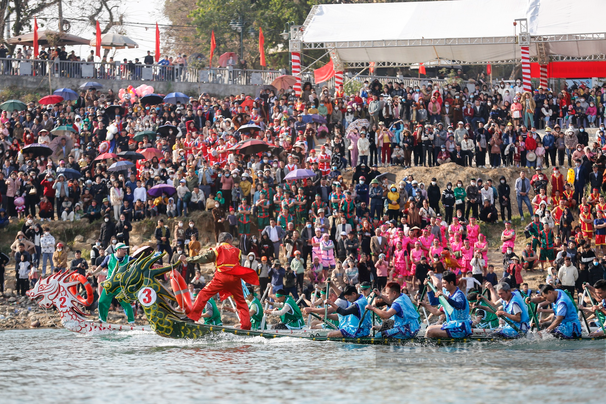 Hàng nghìn người đứng kín hai bên bờ xem Hội đua thuyền trên sông Lô - Ảnh 6.