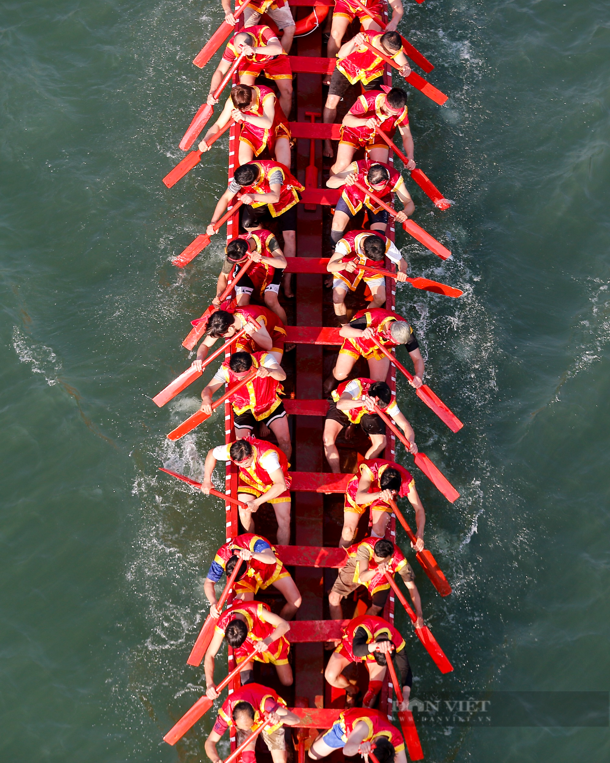 Hàng nghìn người đứng kín hai bên bờ xem Hội đua thuyền trên sông Lô - Ảnh 8.