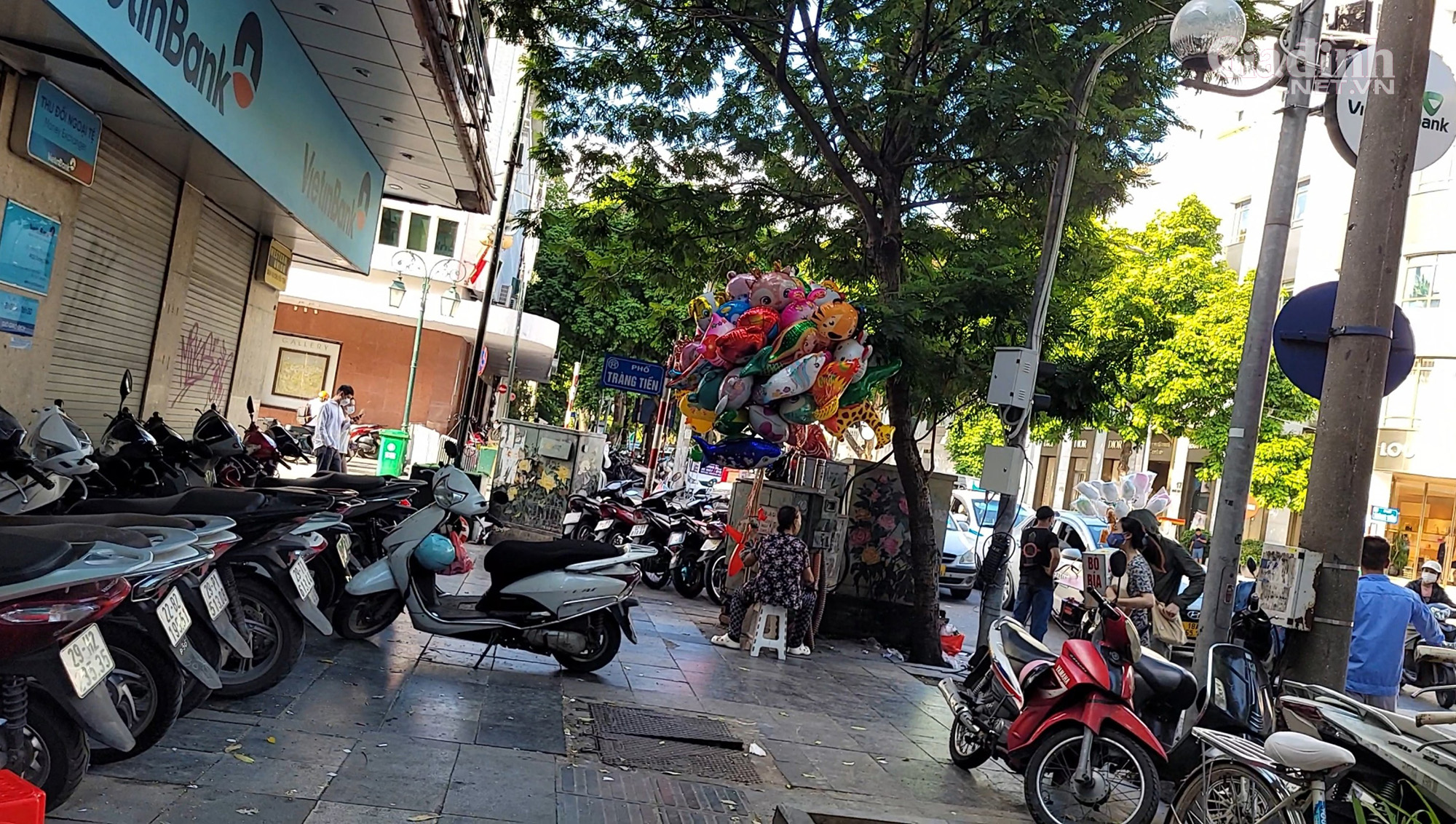 Bộ Tài chính: Tết Quý Mão, nhiều điểm giữ xe máy tại Hà Nội thu phí vượt quy định - Ảnh 1.