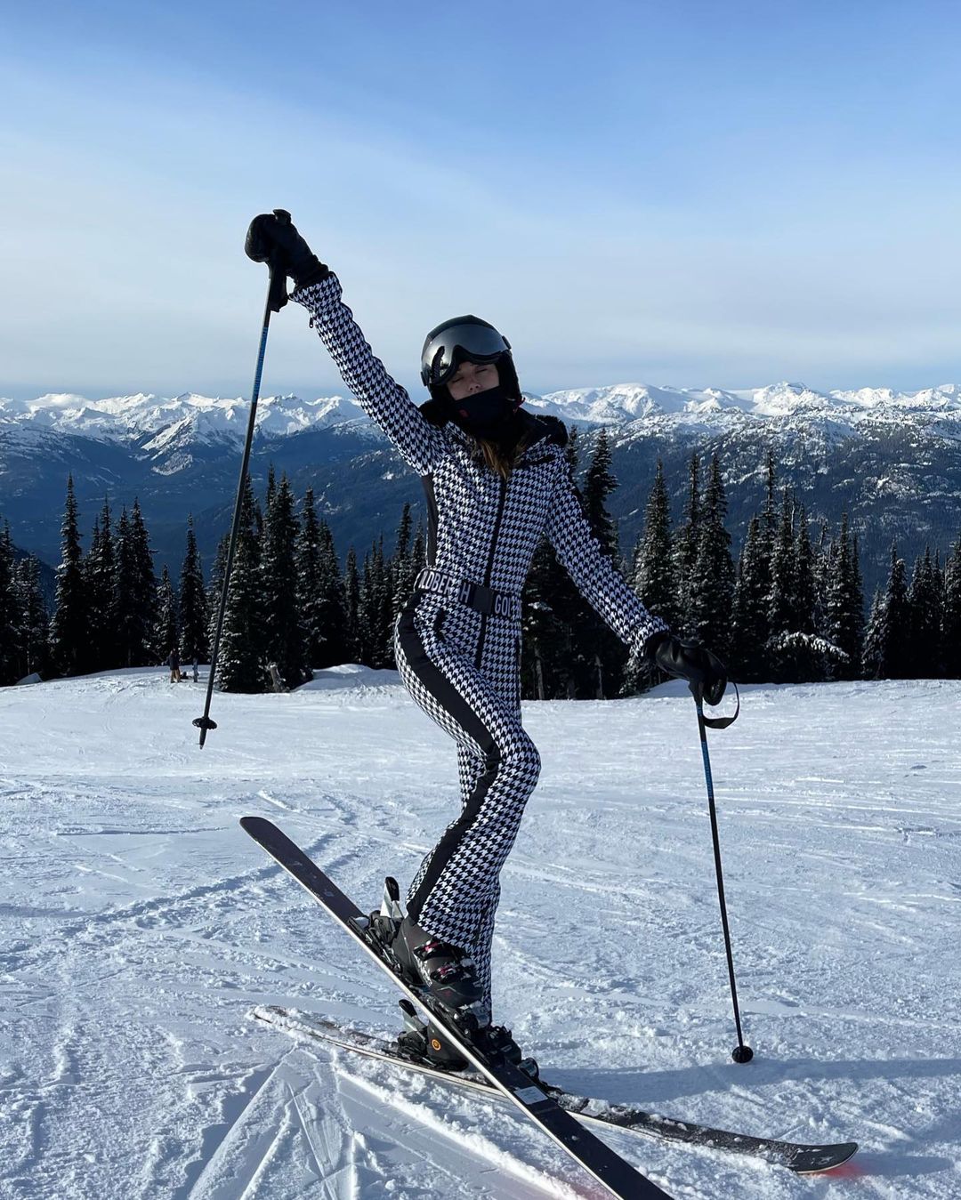 Những trang phục trượt tuyết giúp bạn tôn dáng khó tin - Ảnh 3.