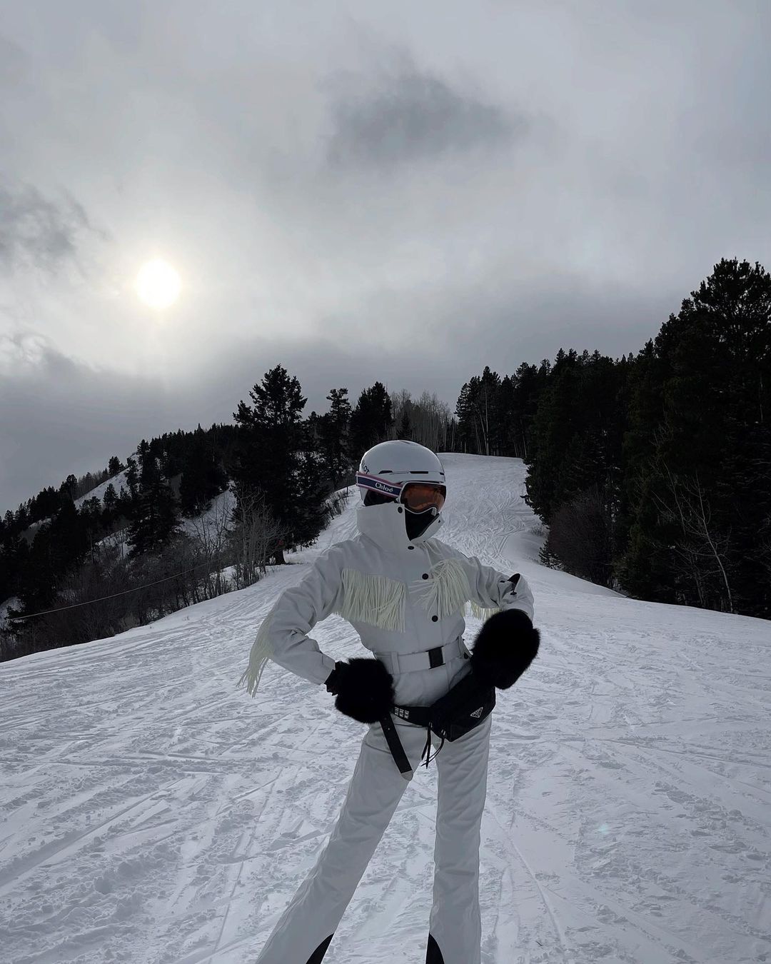 Những trang phục trượt tuyết giúp bạn tôn dáng khó tin - Ảnh 7.