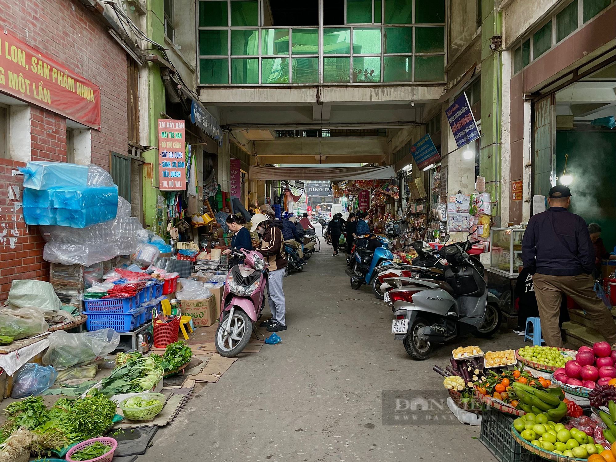 Bên trong khu chợ truyền thống lâu đời nhất nhì Hà Nội - Ảnh 6.