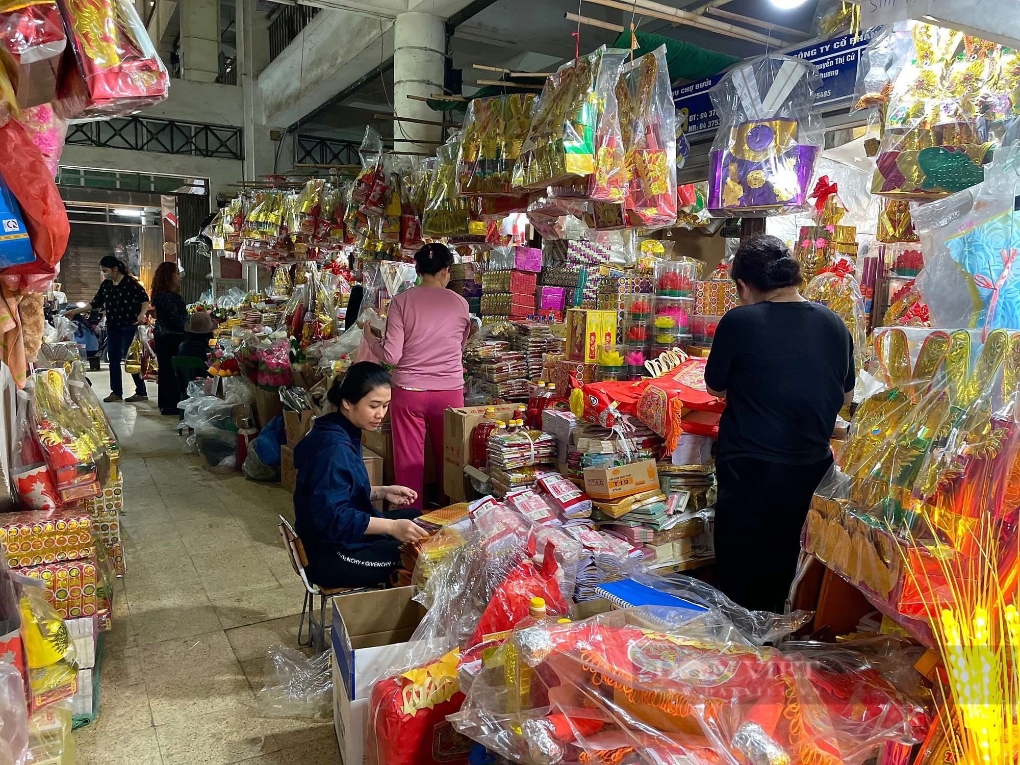 Bên trong khu chợ truyền thống lâu đời nhất nhì Hà Nội - Ảnh 7.