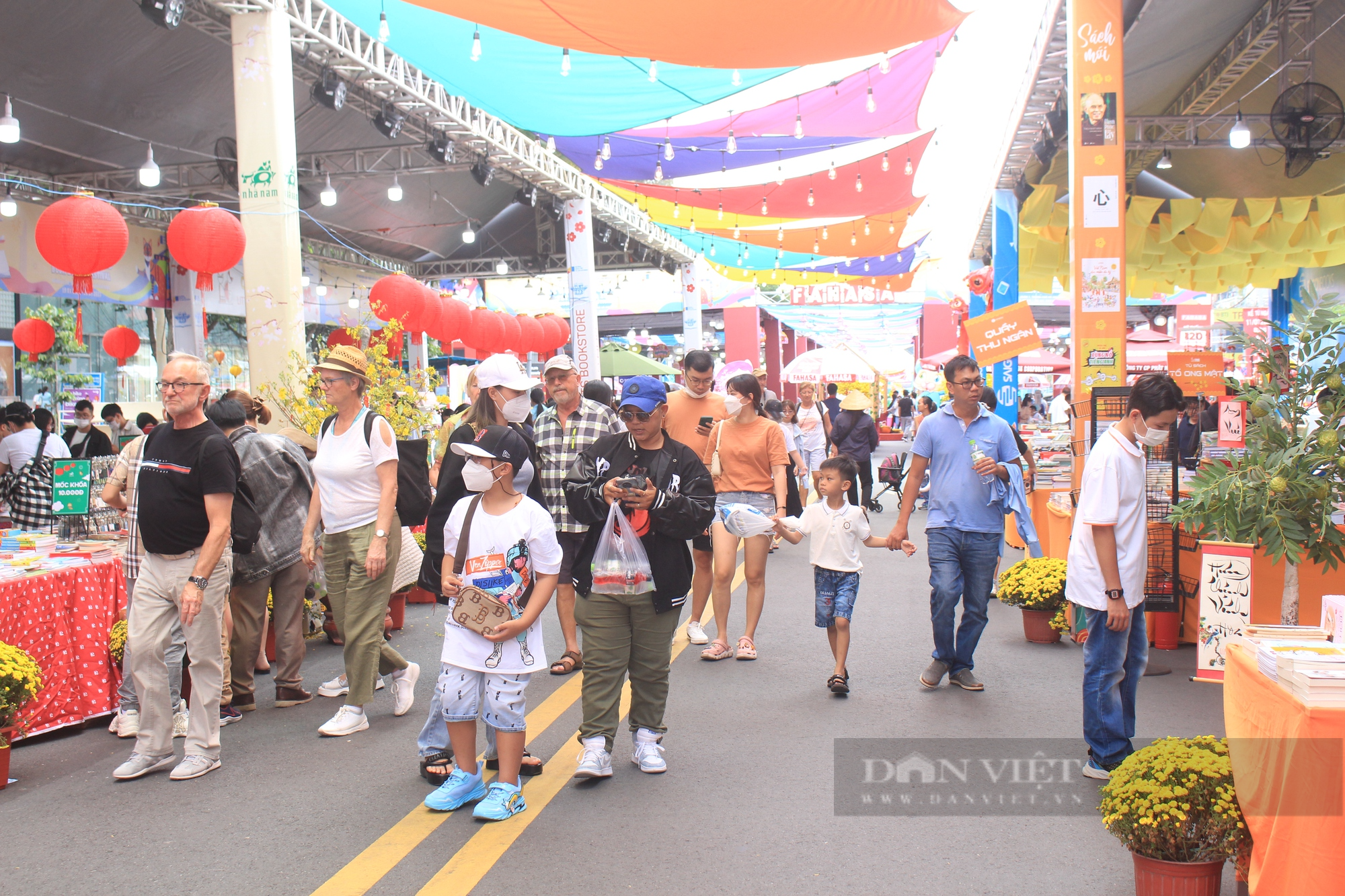 Người dân, du khách đổ về đường hoa Nguyễn Huệ, đường sách Tết ngày cuối mở cửa - Ảnh 3.