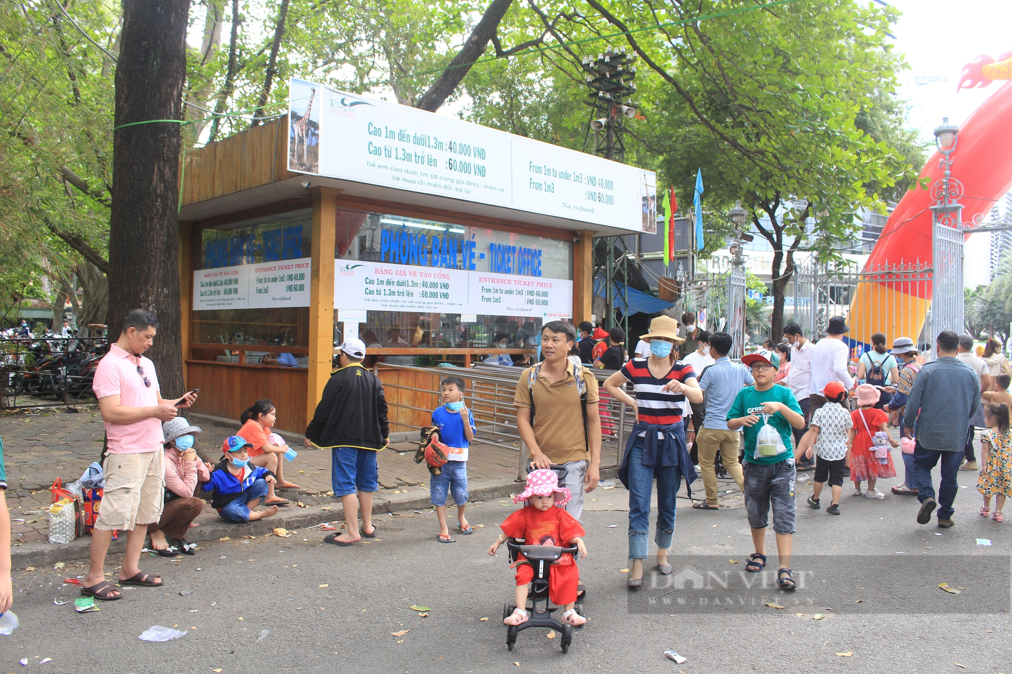 Người dân, du khách đổ về đường hoa Nguyễn Huệ, đường sách Tết ngày cuối mở cửa - Ảnh 8.