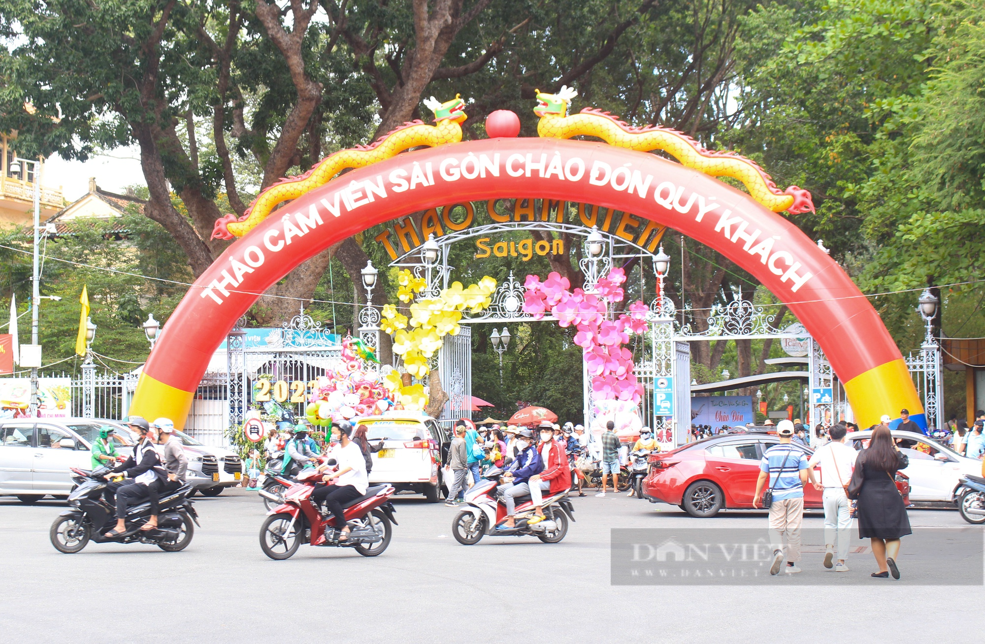 Người dân, du khách đổ về đường hoa Nguyễn Huệ, đường sách Tết ngày cuối mở cửa - Ảnh 4.