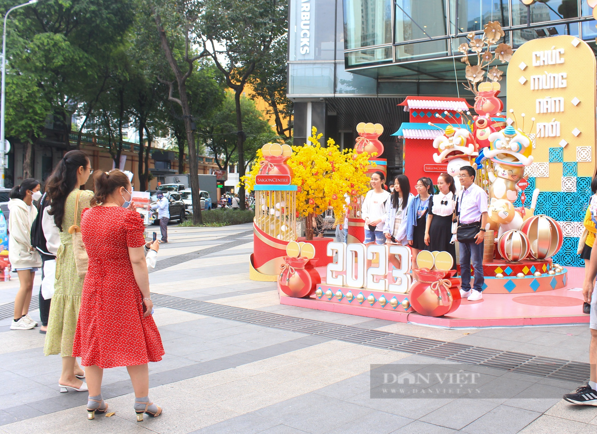 Người dân, du khách đổ về đường hoa Nguyễn Huệ, đường sách Tết ngày cuối mở cửa - Ảnh 9.