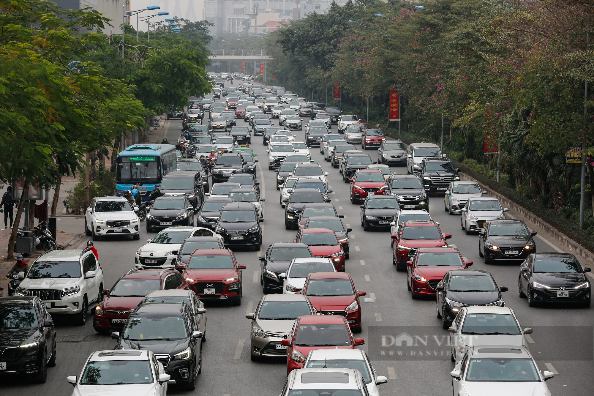 Giao thông cửa ngõ hướng vào trung tâm Hà Nội bắt đầu &quot;nóng&quot;, người dân méo mặt khi đặt xe ôm công nghệ - Ảnh 1.
