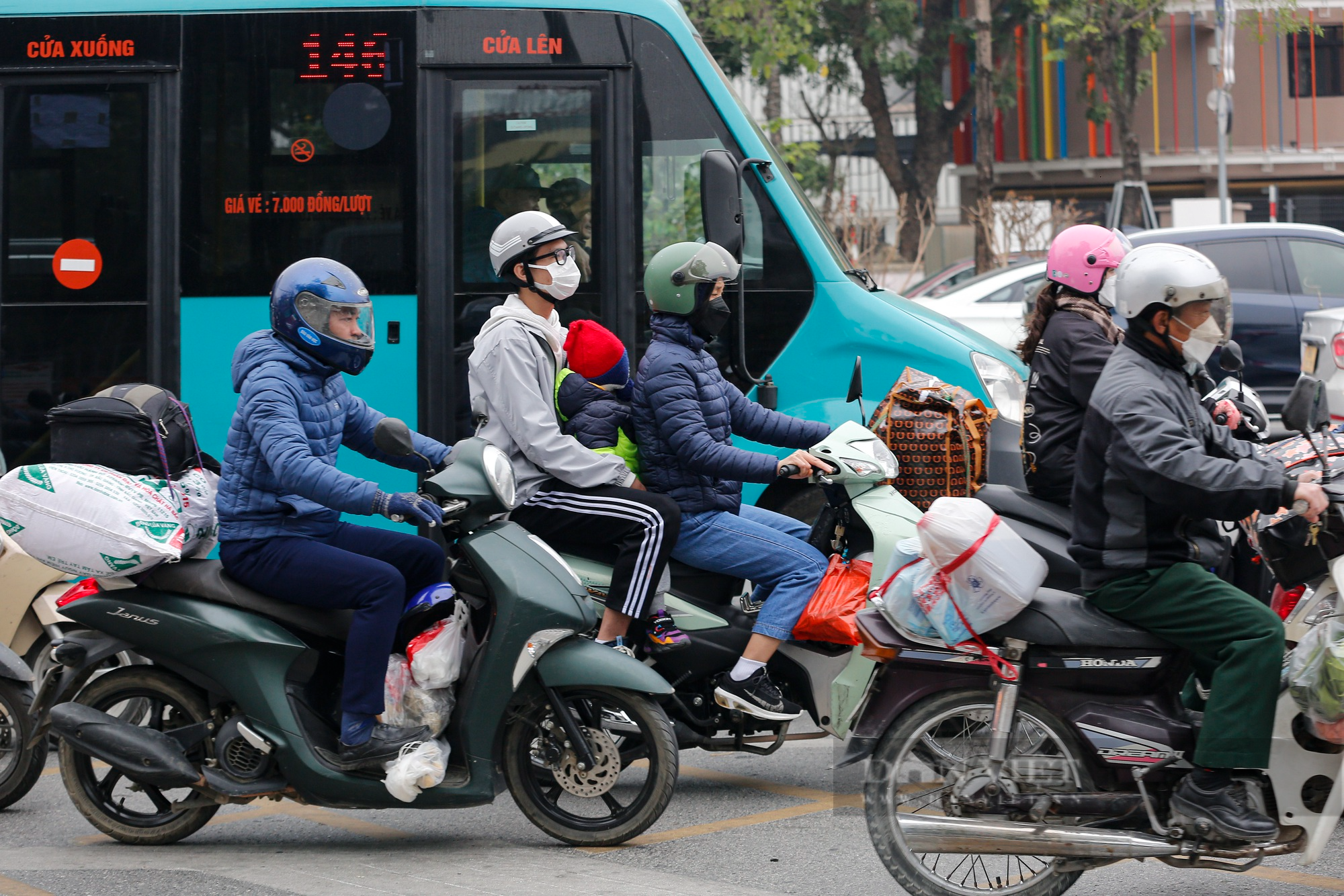 Giao thông cửa ngõ hướng vào trung tâm Hà Nội bắt đầu &quot;nóng&quot;, người dân méo mặt khi đặt xe ôm công nghệ - Ảnh 2.