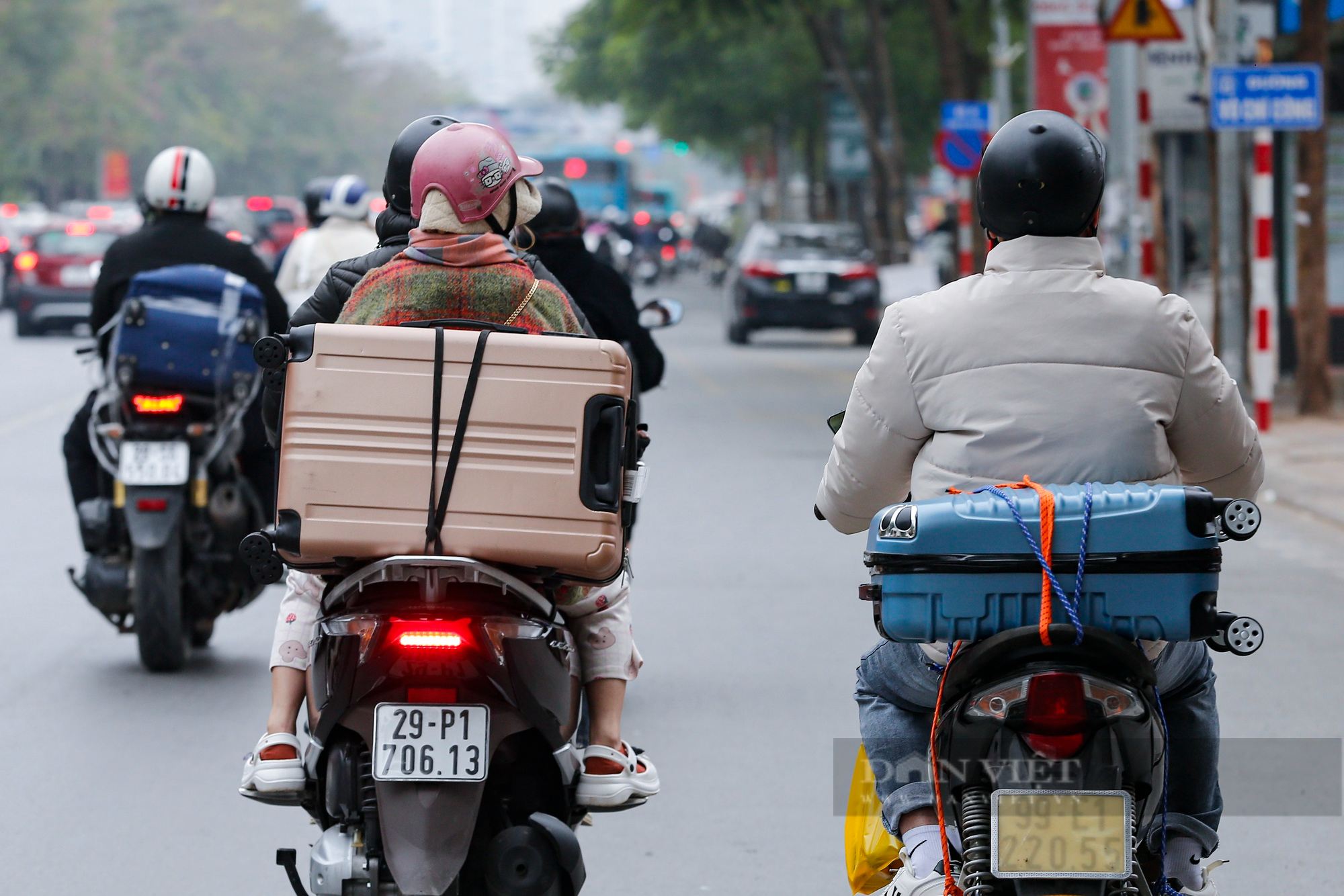 Giao thông cửa ngõ hướng vào trung tâm Hà Nội bắt đầu &quot;nóng&quot;, người dân méo mặt khi đặt xe ôm công nghệ - Ảnh 3.