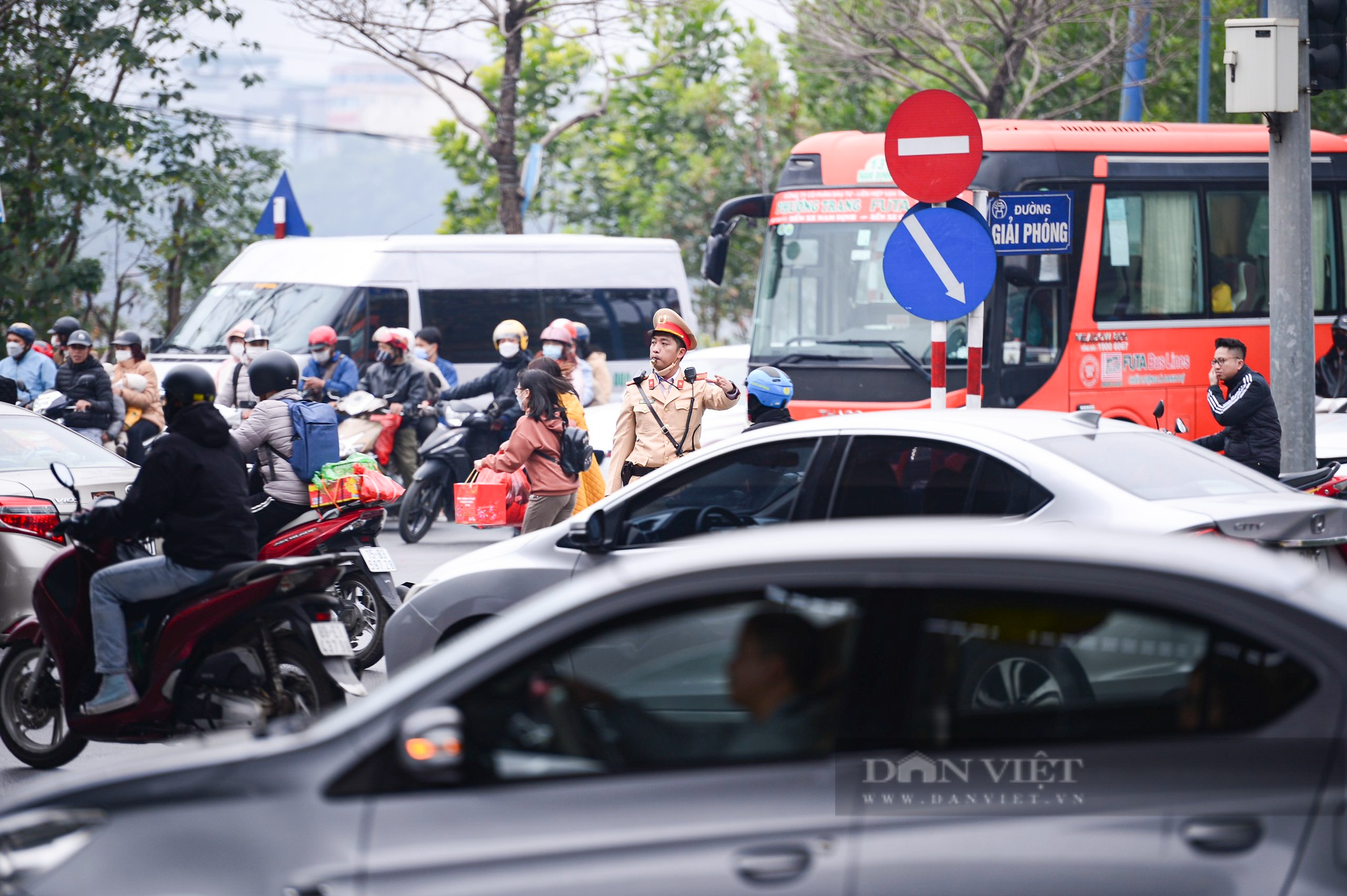 Giao thông cửa ngõ hướng vào trung tâm Hà Nội bắt đầu &quot;nóng&quot;, người dân méo mặt khi đặt xe ôm công nghệ - Ảnh 8.