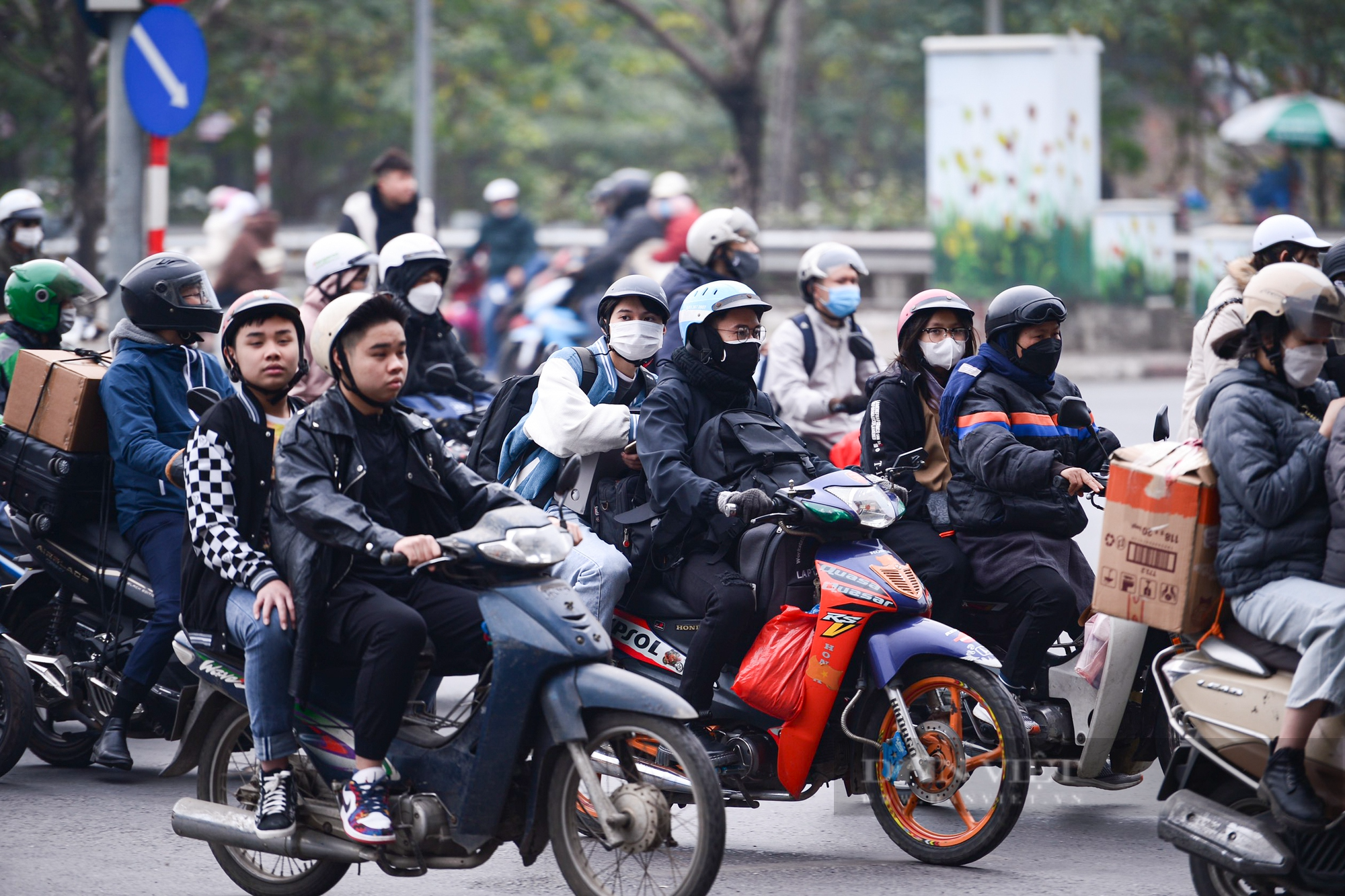 Giao thông cửa ngõ hướng vào trung tâm Hà Nội bắt đầu &quot;nóng&quot;, người dân méo mặt khi đặt xe ôm công nghệ - Ảnh 6.